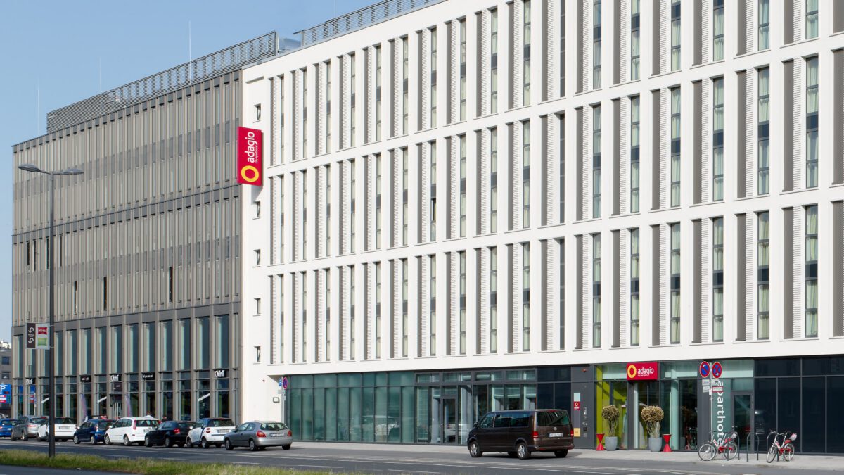 Aparthotel Adagio in Köln, Straßenansicht mit dem Fahnenschild über dem Eingang