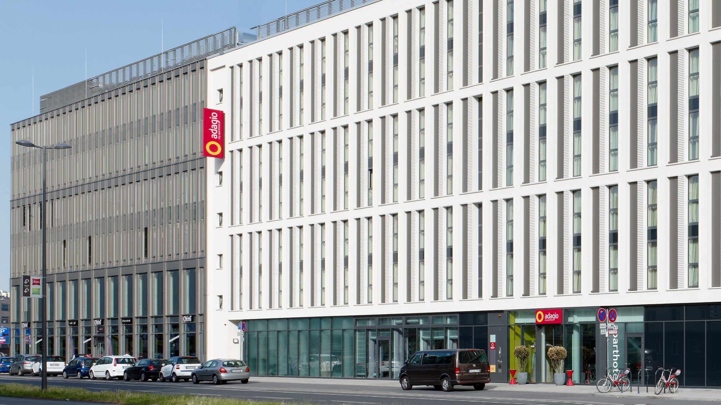 Aparthotel Adagio in Köln, Straßenansicht mit dem Fahnenschild über dem Eingang