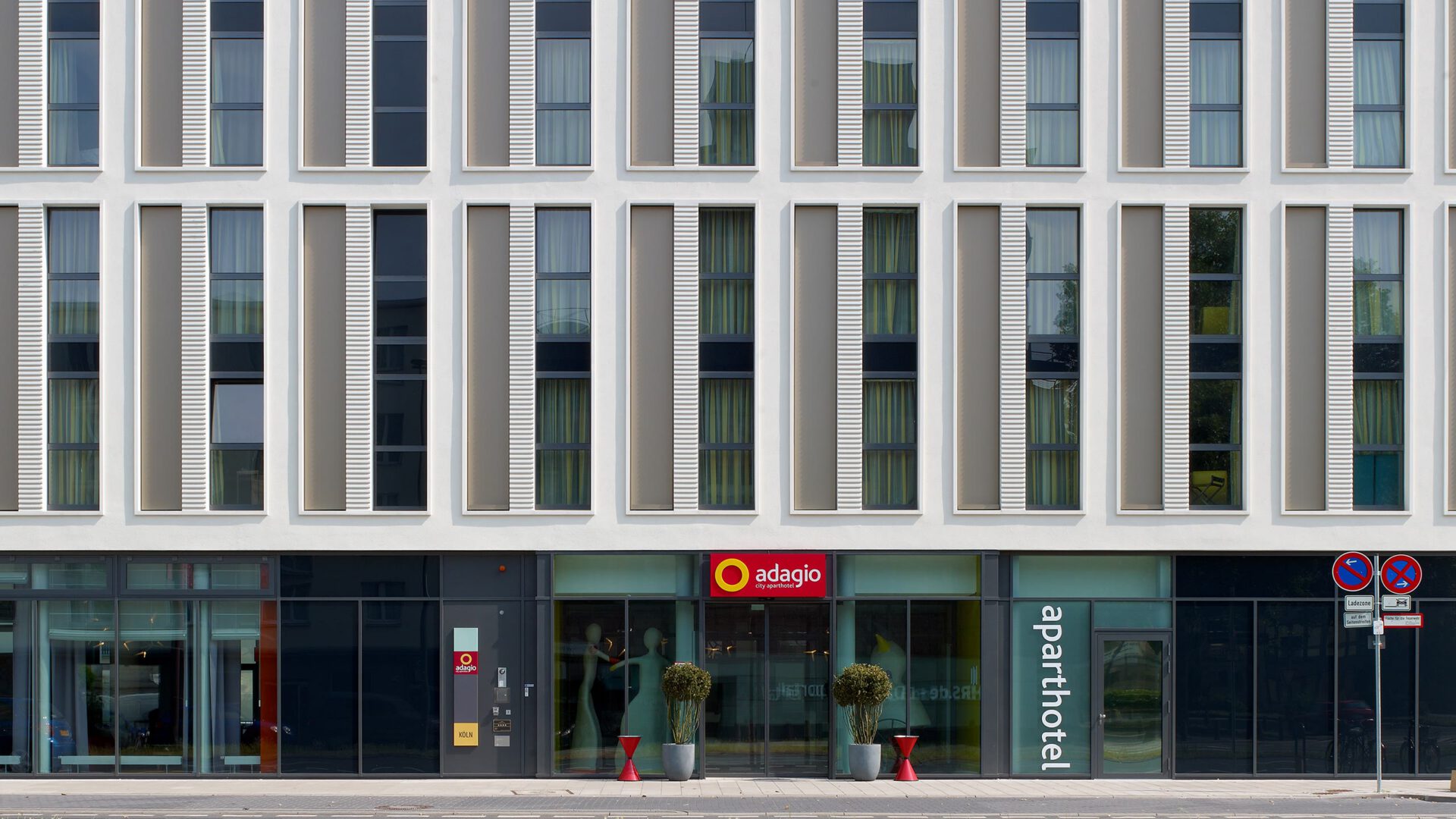 Frontale Fassadenansicht des Aparthotel Adagio mit dem Eingang im Erdgeschoss