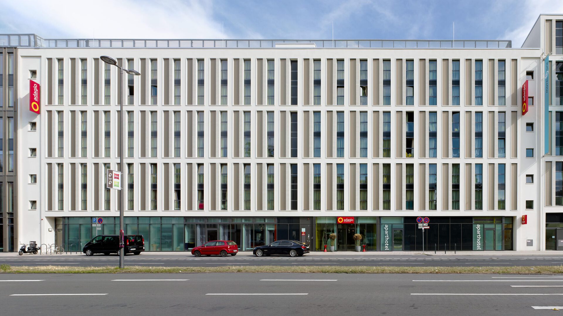 Das Aparthotel Adagio in ganzer Länge von der gegenüberliegenden Straßenseite