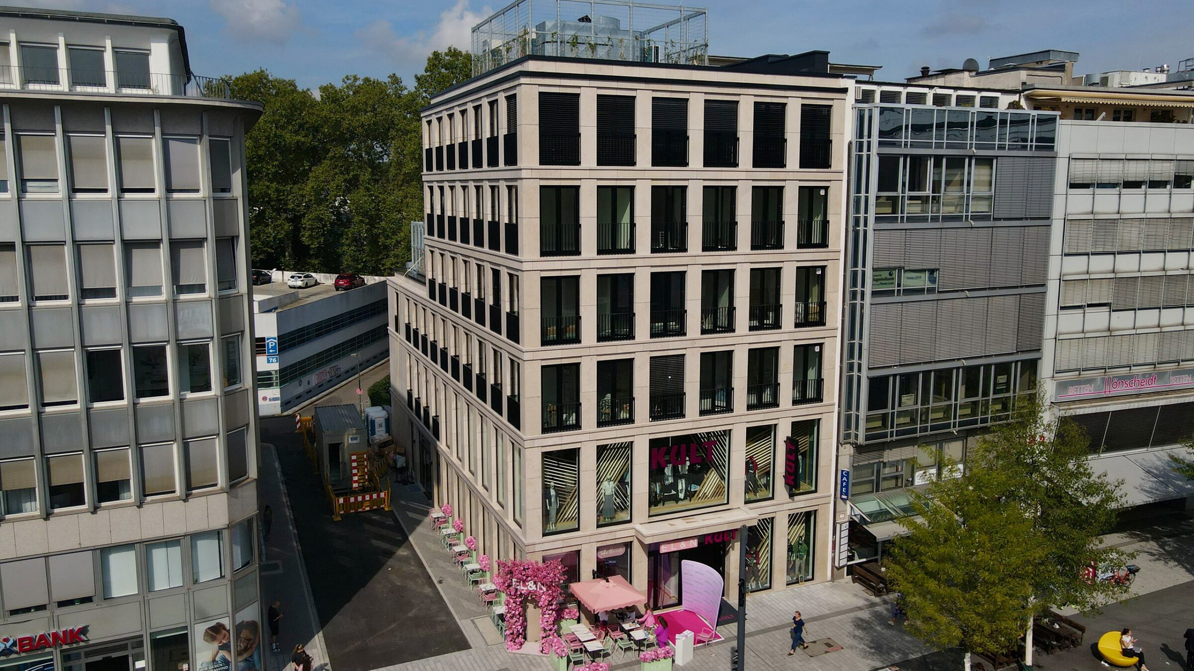 ECKHAUS in Düsseldorf, Luftaufnahme des Eckgebäudes zwischen der Nachbarbebauung