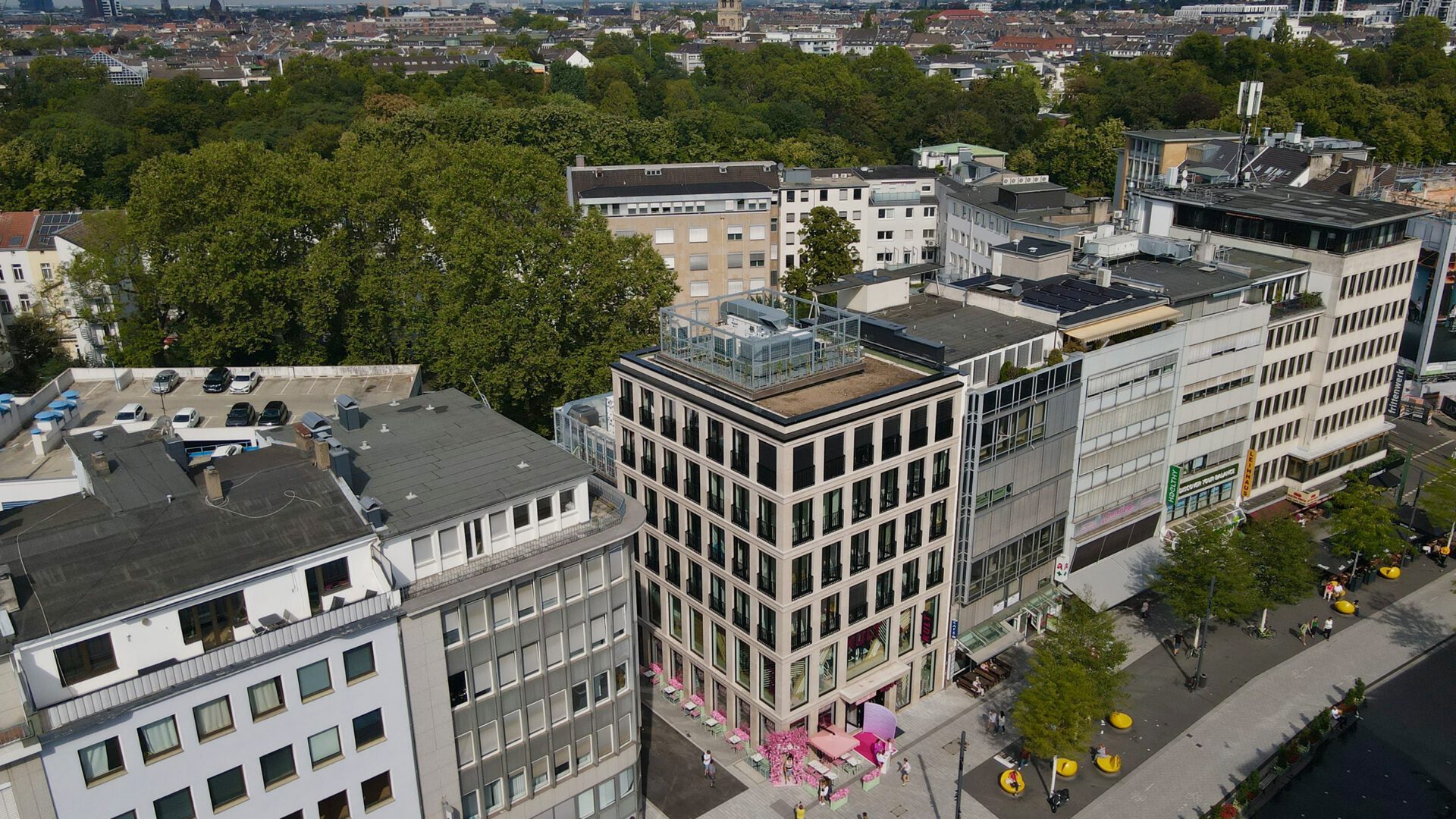 Weite Luftaufnahme mit dem ECKHAUS inmitten der Düsseldorfer Innenstadt