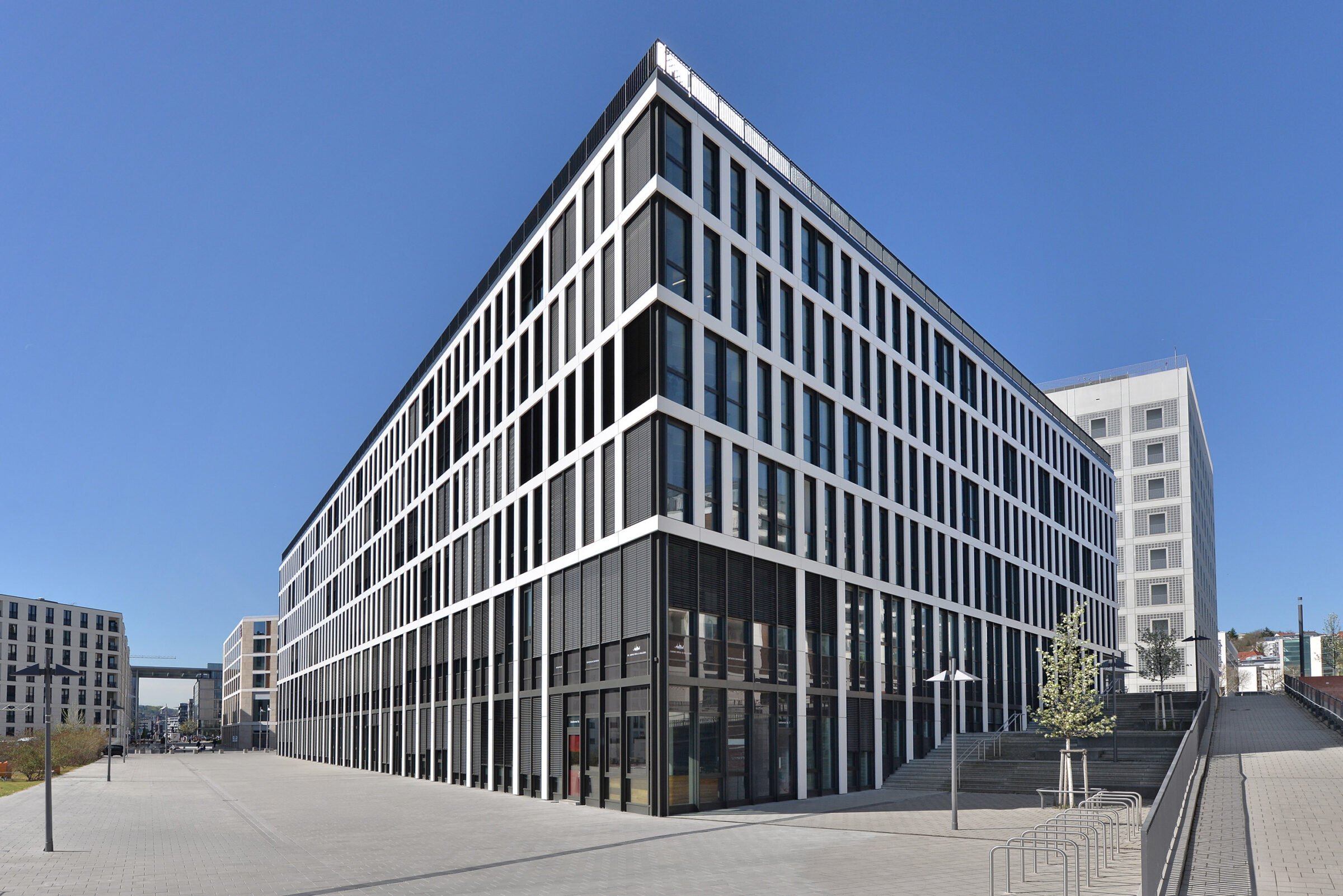 Europe Plaza in Stuttgart, Gebäudeecke über dem Vorplatz vor blauem Himmel