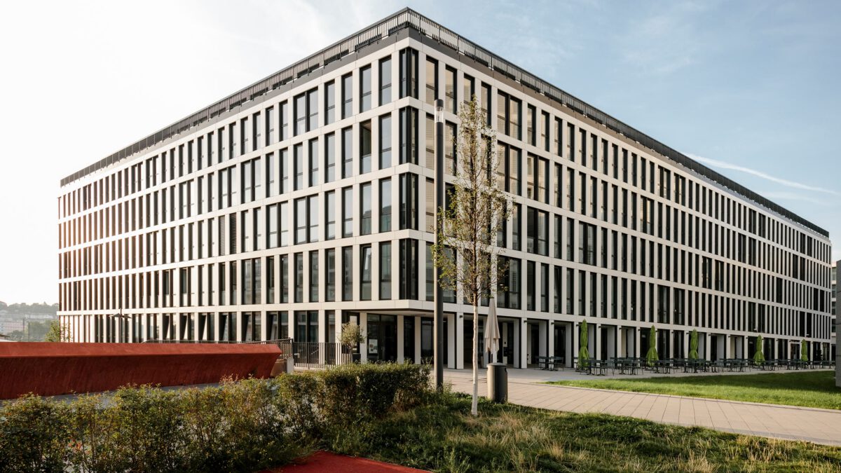 Europe Plaza in Stuttgart, Gesamtansicht des Bürogebäudes mit der vertikal gegliederten Fassade