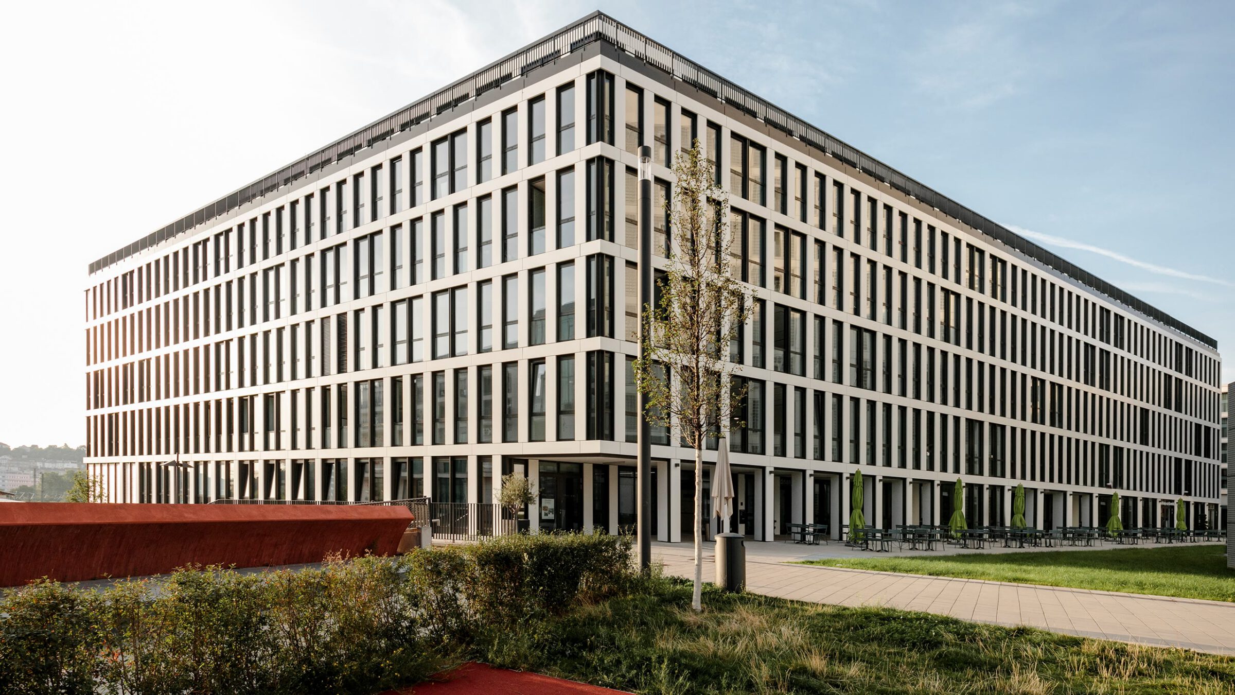 Europe Plaza in Stuttgart, Gesamtansicht des Bürogebäudes mit der vertikal gegliederten Fassade
