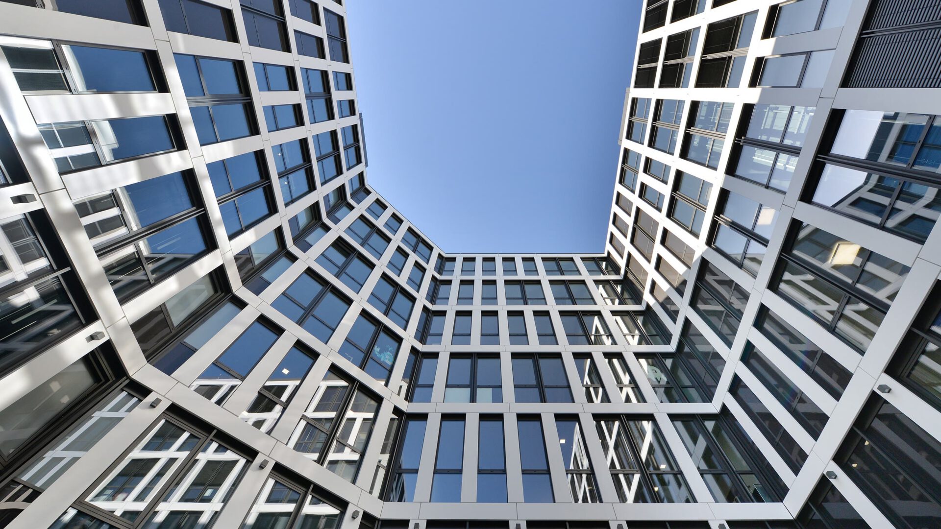 Untersicht im Innenhof des Europe Plaza mit Blick in den Himmel