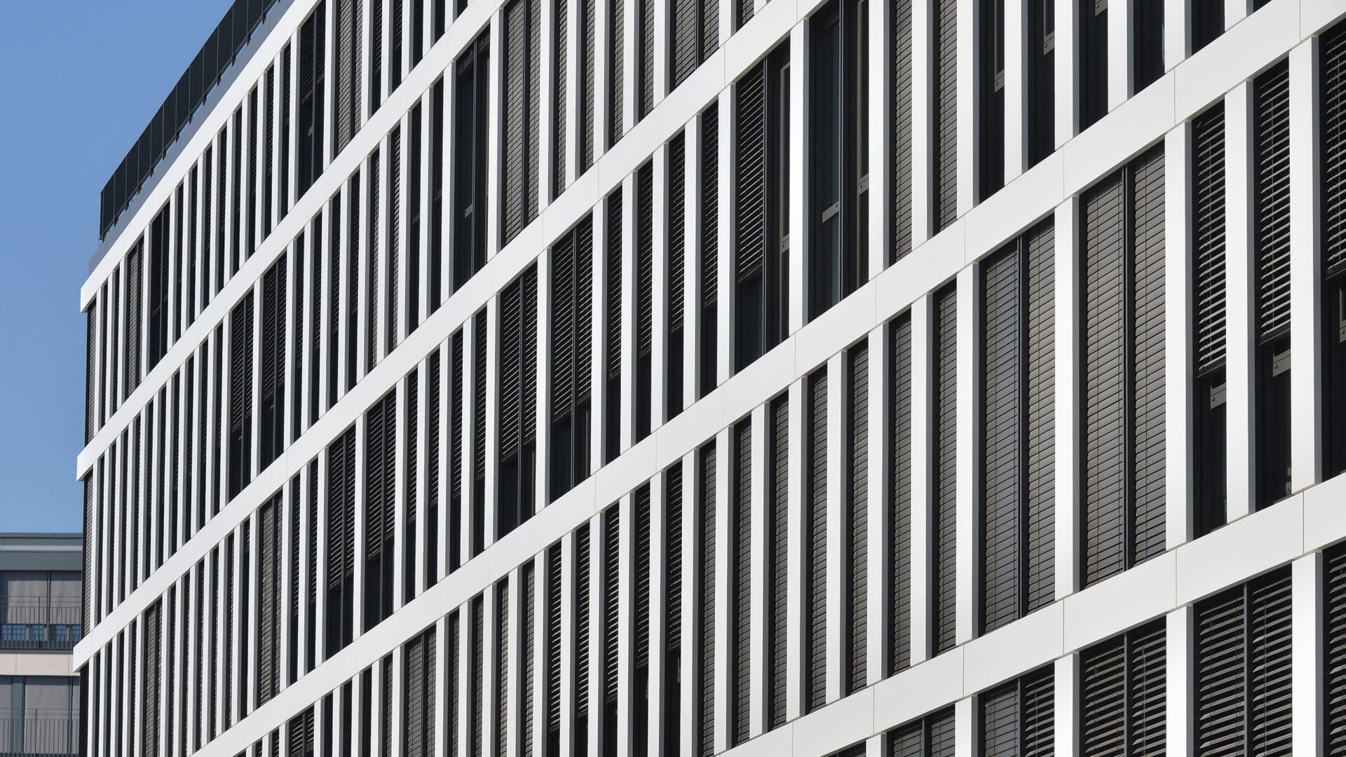 Fassadendetail des Europe Plaza mit den vorgesetzten Lisenen
