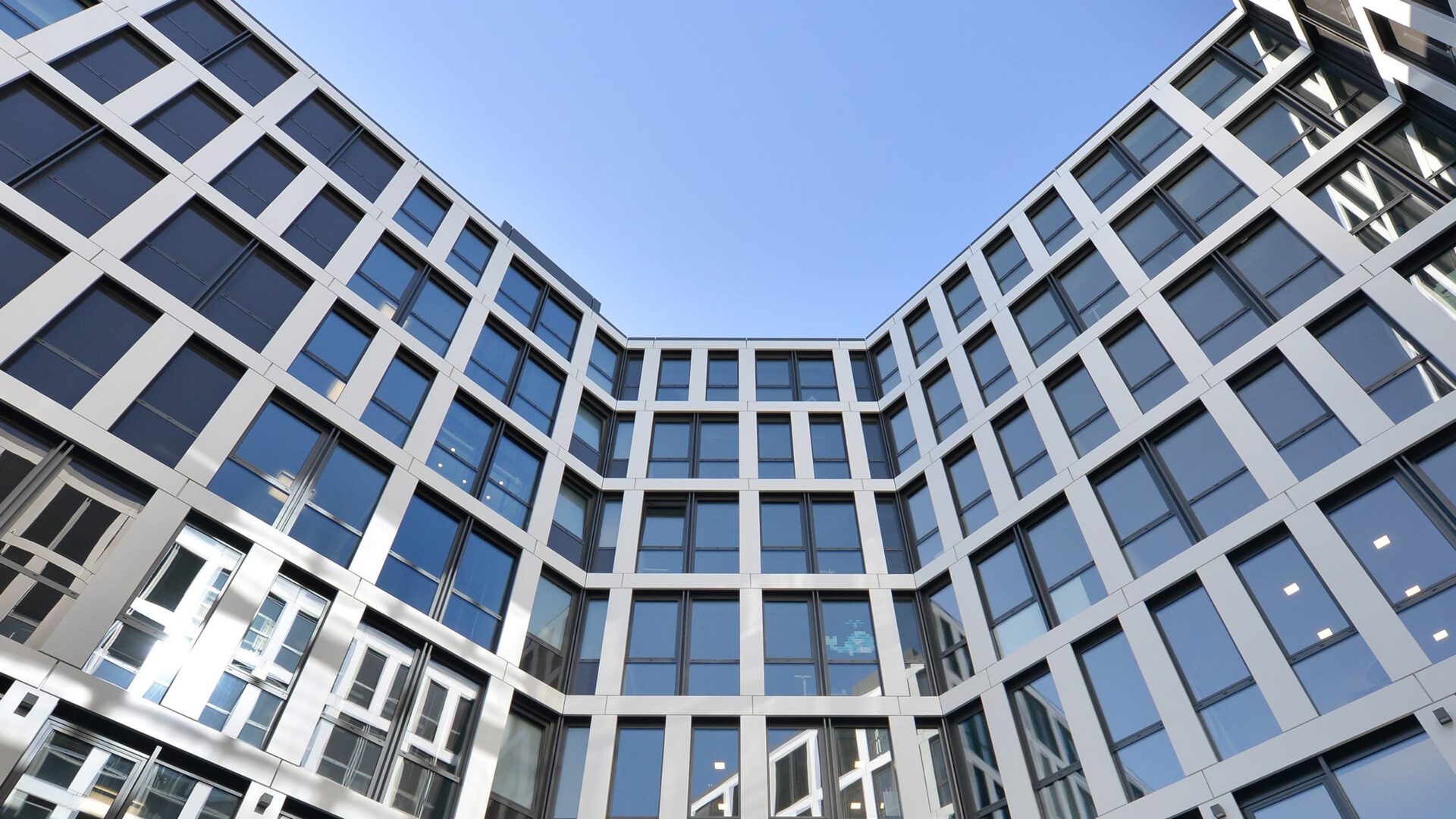 Blick aus dem Innenhof des Europe Plaza an der Gebäudeecke nach oben