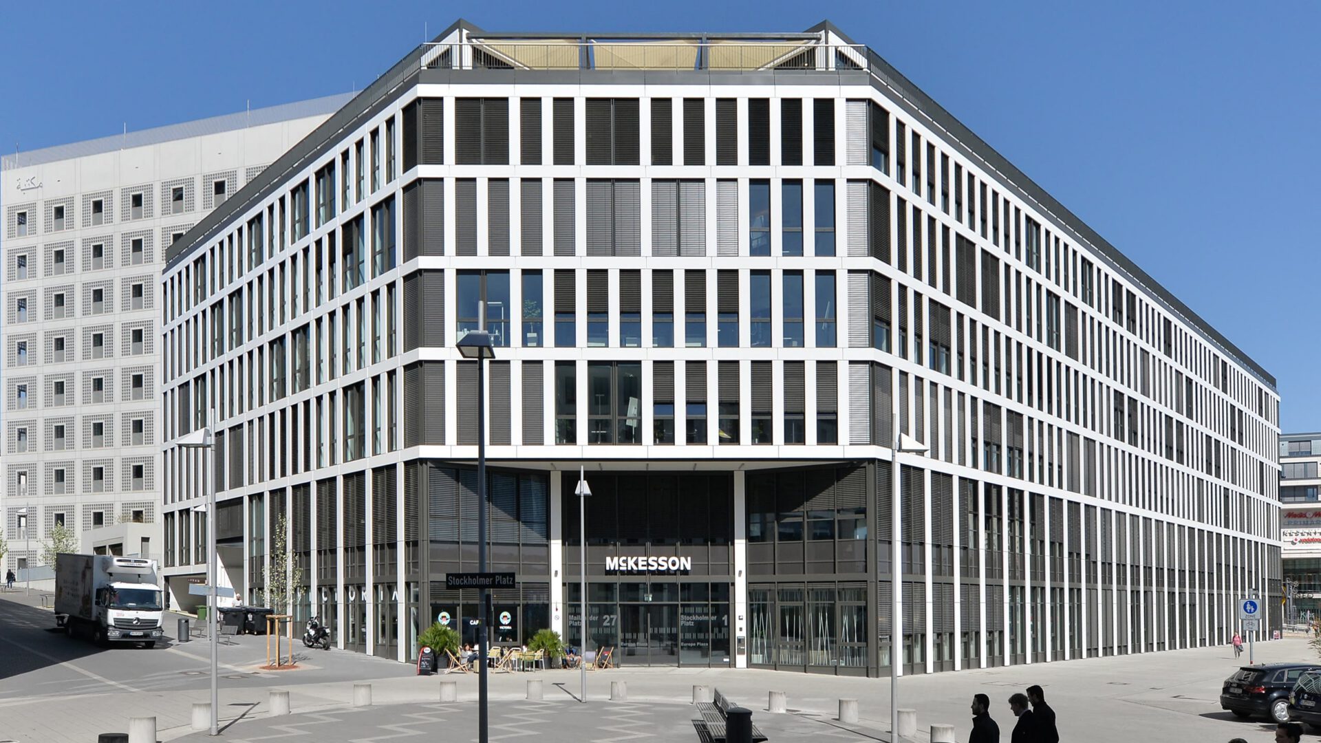 Haupteingang des Europe Plaza mit dem Schriftzug des Mieters McKesson