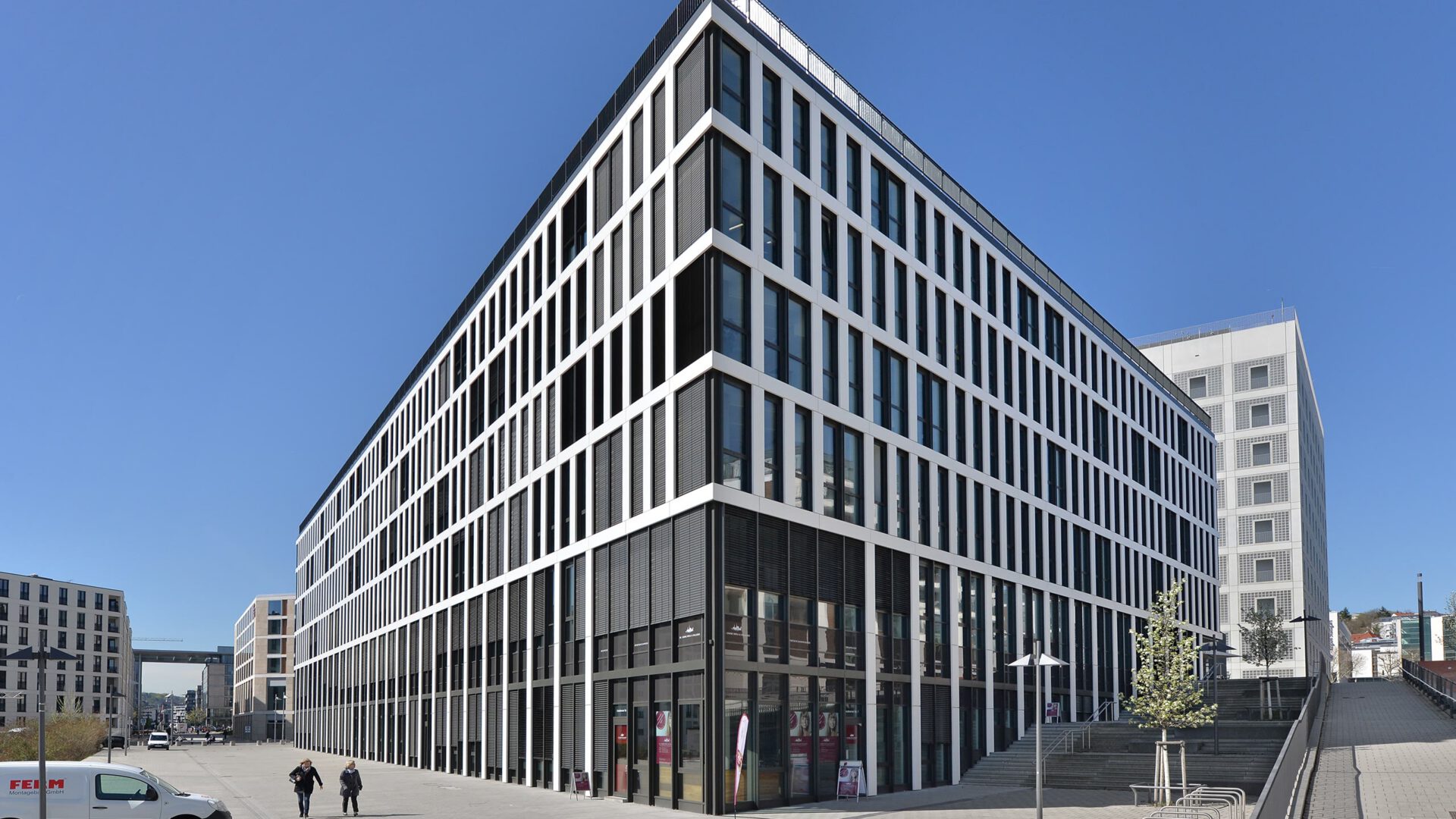 Gebäudeecke des Europe Plaza vor wolkenlosem Himmel