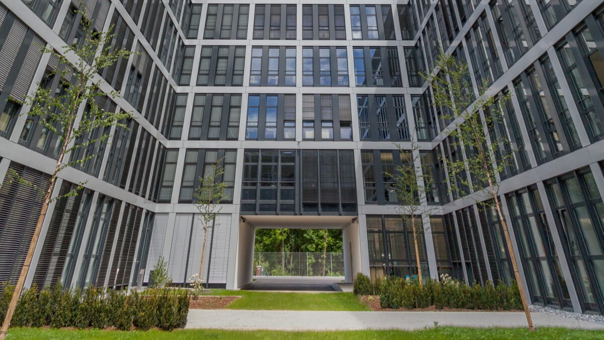 Hauptverwaltung E.ON in Regensburg, der Eingangsbau mit den Fahnen des Unternehmens