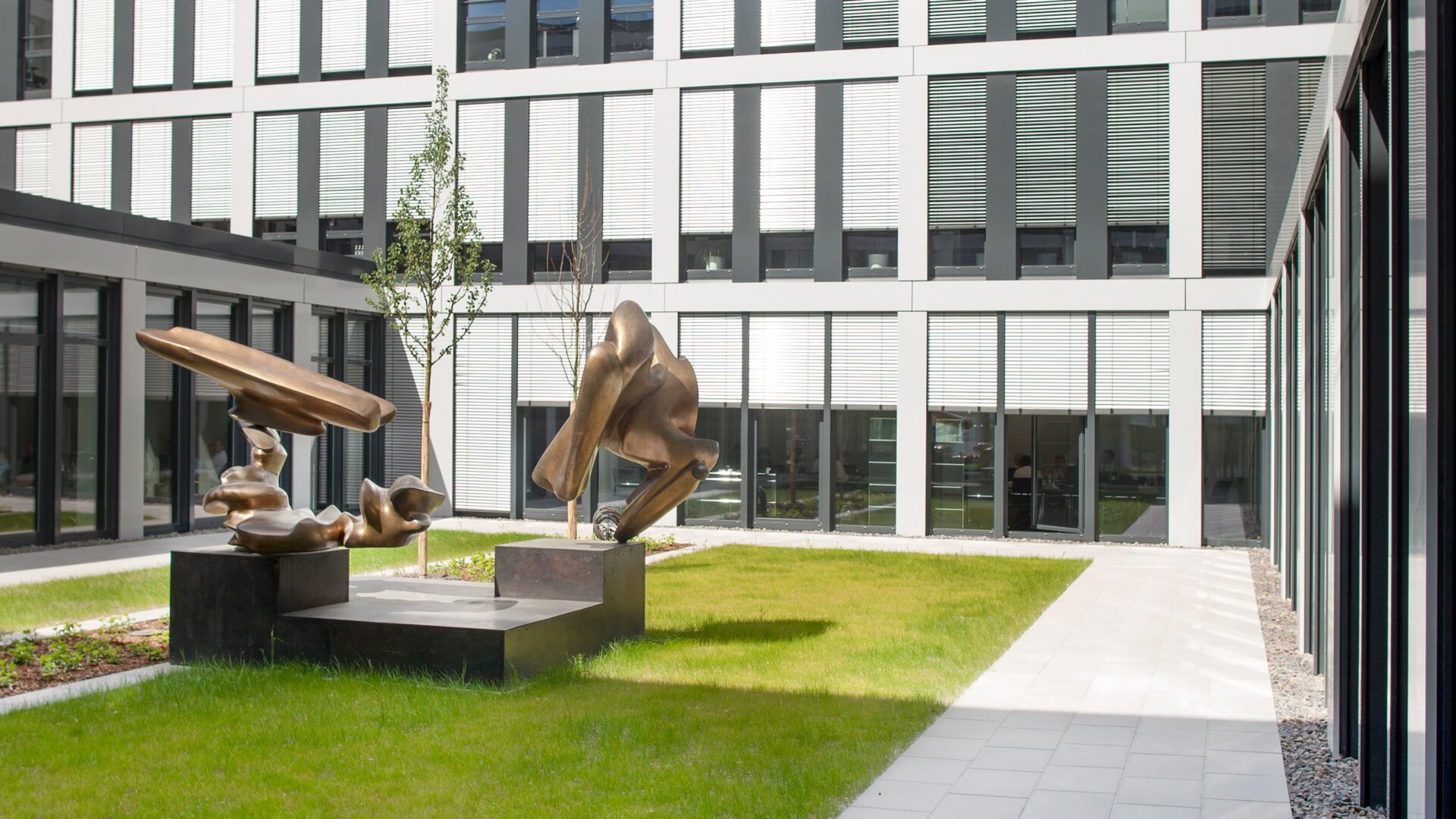 Bürotrakt der Hauptverwaltung E.ON mit der Terrasse im Erdgeschoss