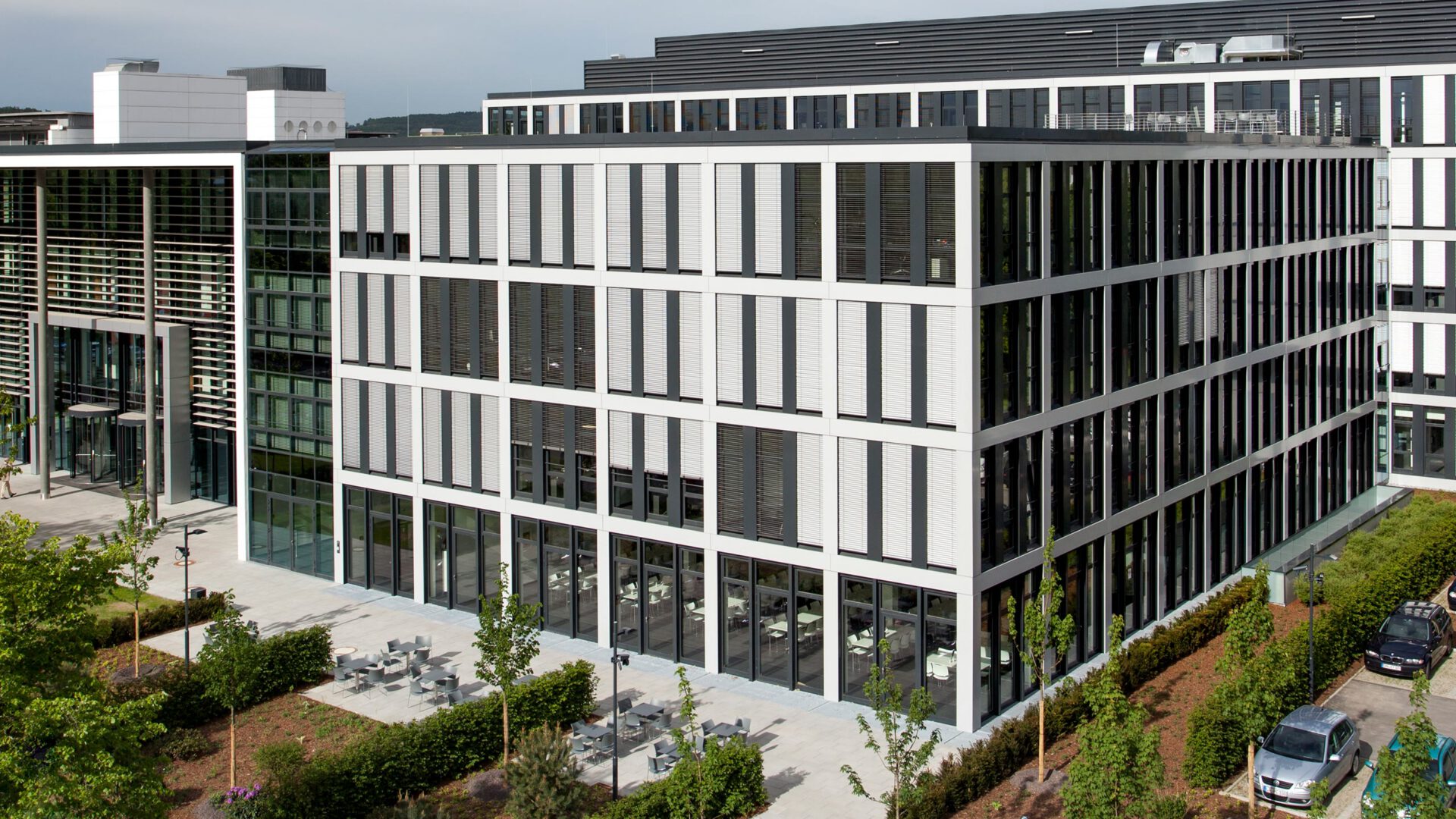 Der Eingangsbau der Hauptverwaltung E.ON in der Abenddämmerung