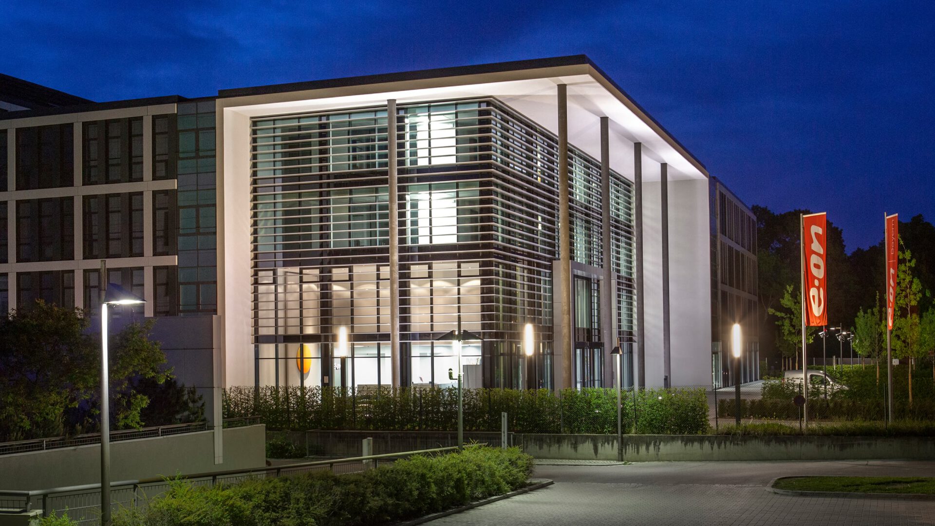 Begrünter Innenhof der Hauptverwaltung E.ON mit jungen Bäumen