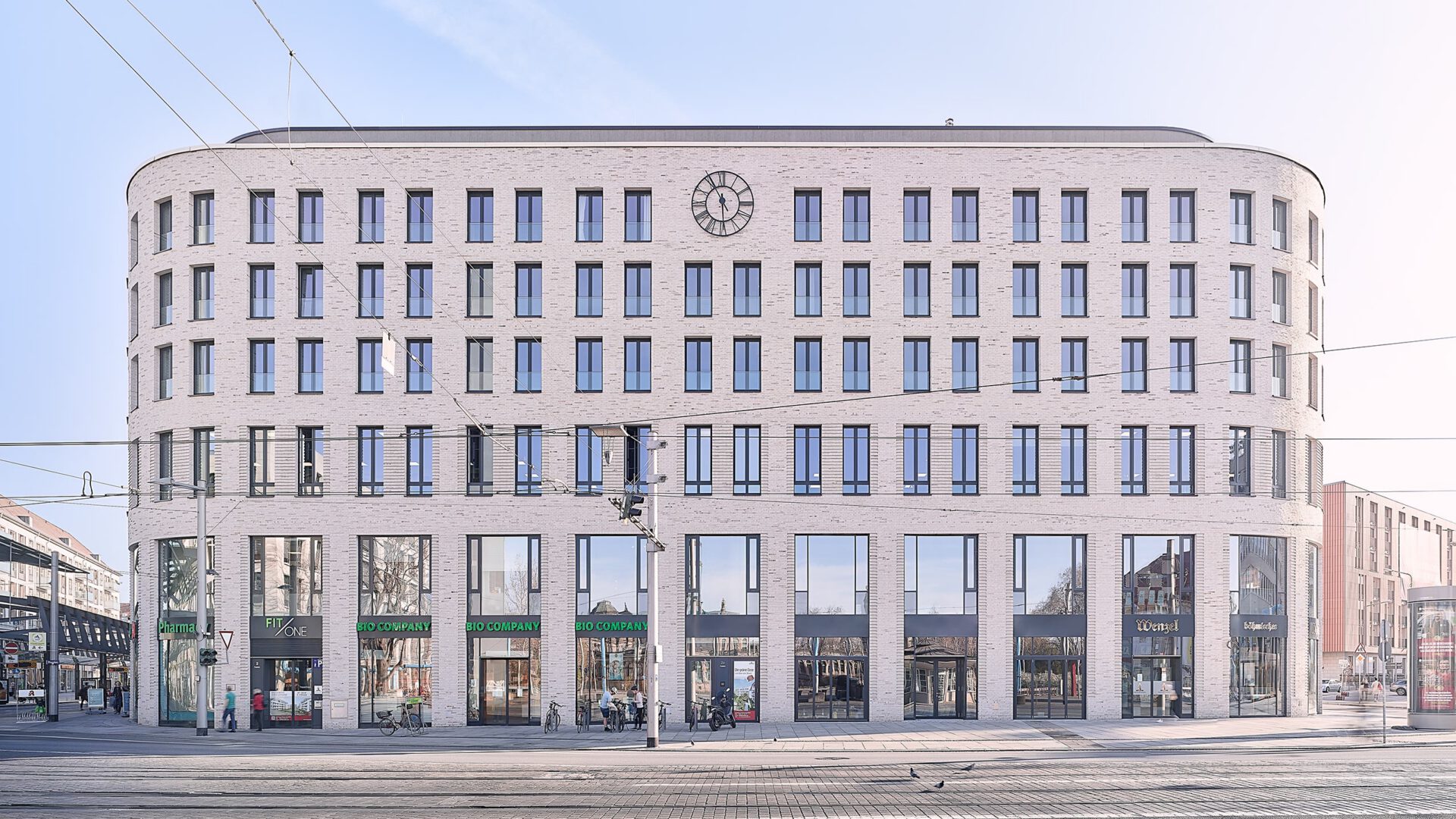 Frontalansicht von HAUS POSTPLATZ mit der Uhr in der Mitte der Rundung