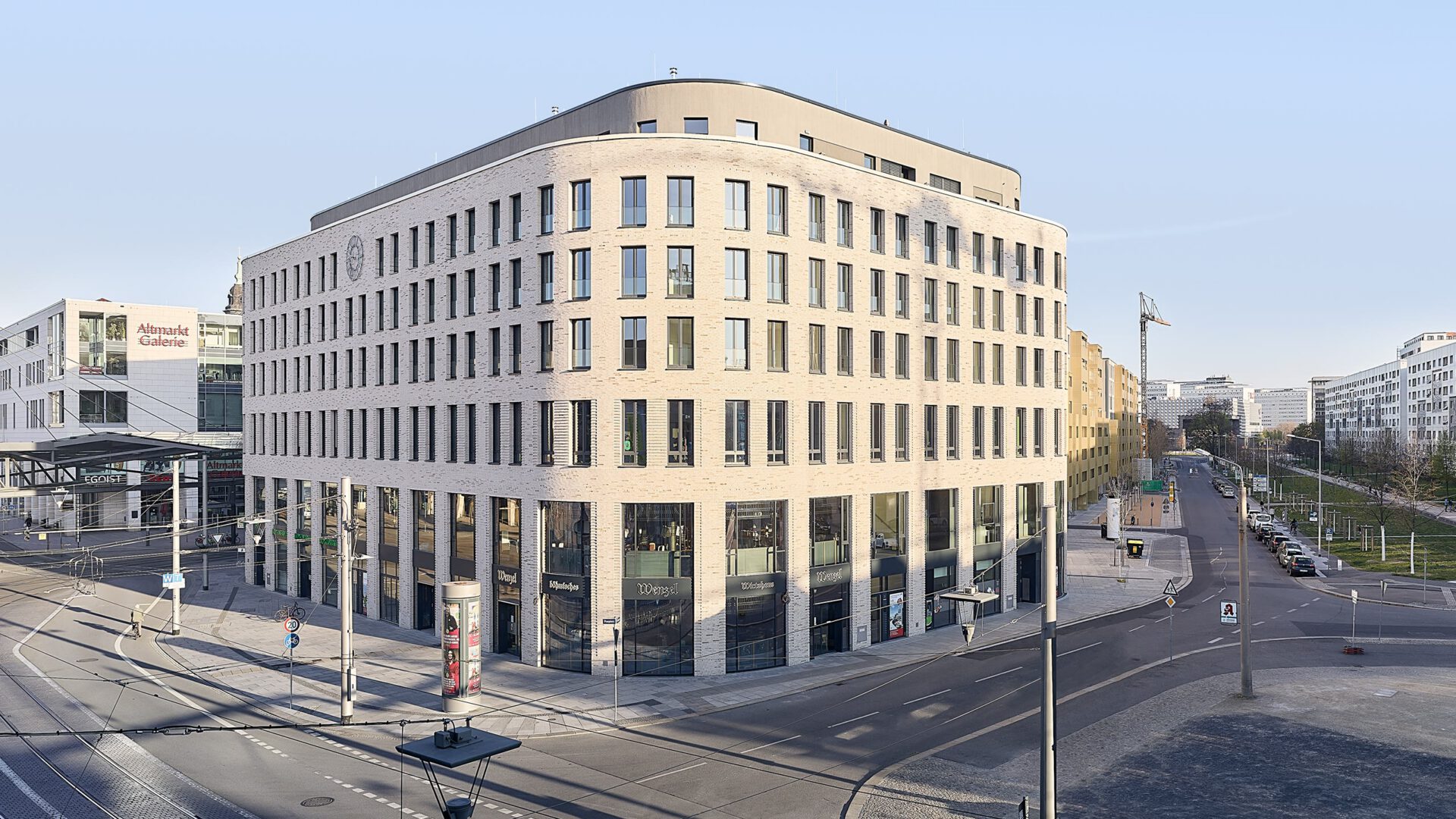 HAUS POSTPLATZ über die Kreuzung gesehen, dahinter die Neubebauung