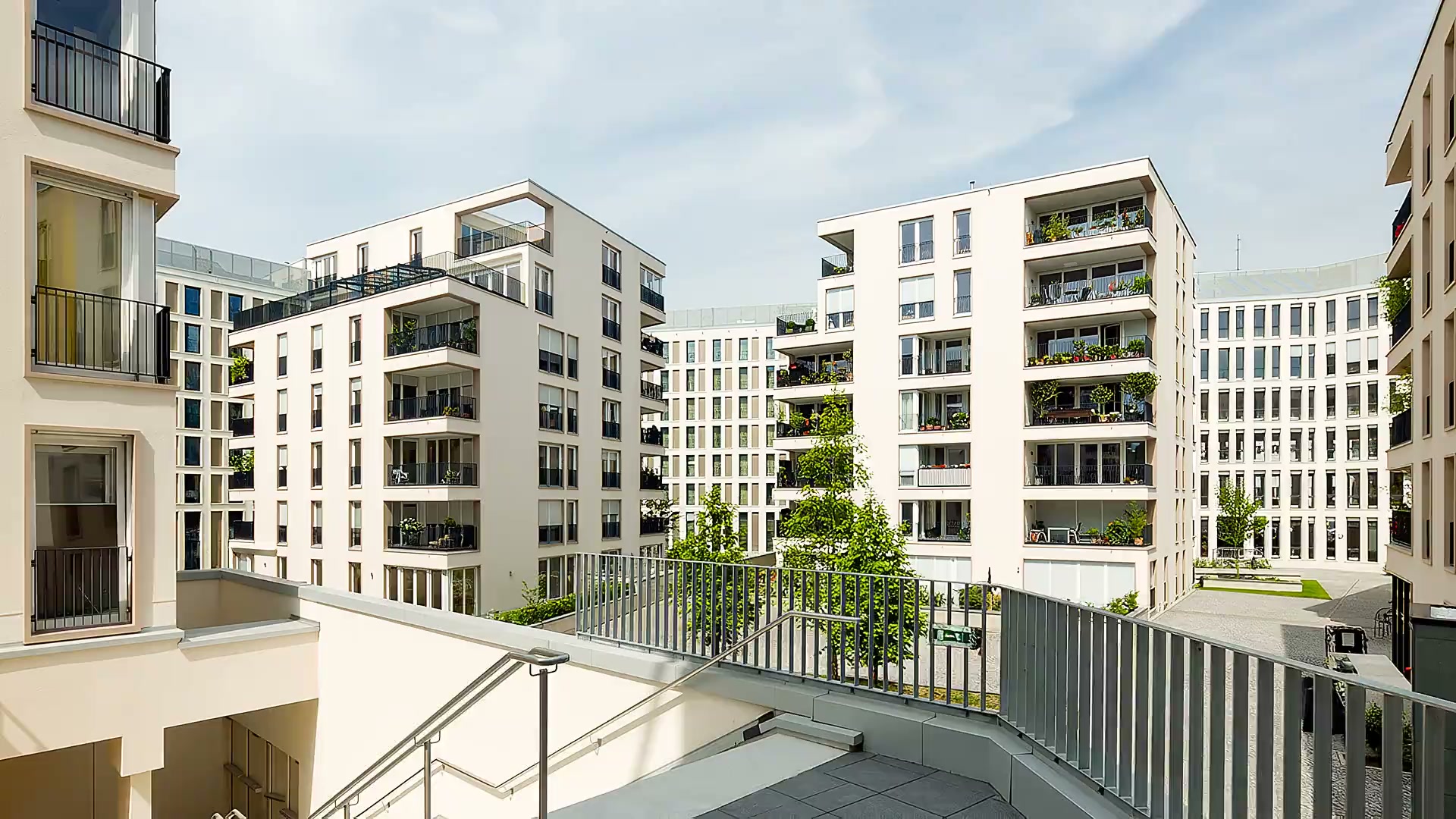 Wohnhöfe eines urbanen Quartiers, Blick von einer Terrasse über die begrünten Innenhöfe