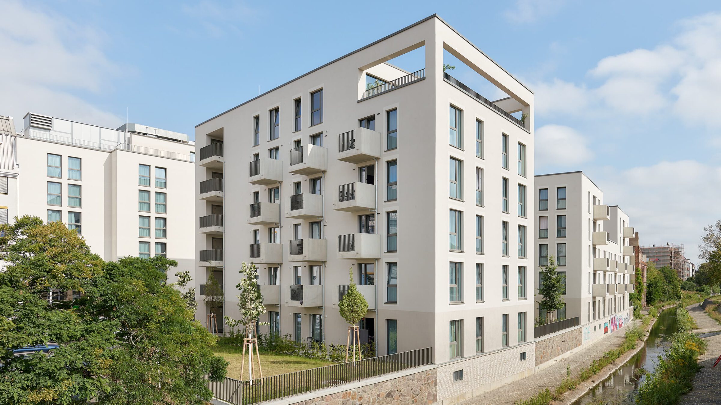 Hotel und Co-Living in Leipzig, Wohngebäude am Ufer des Kanals mit Dachterrasse