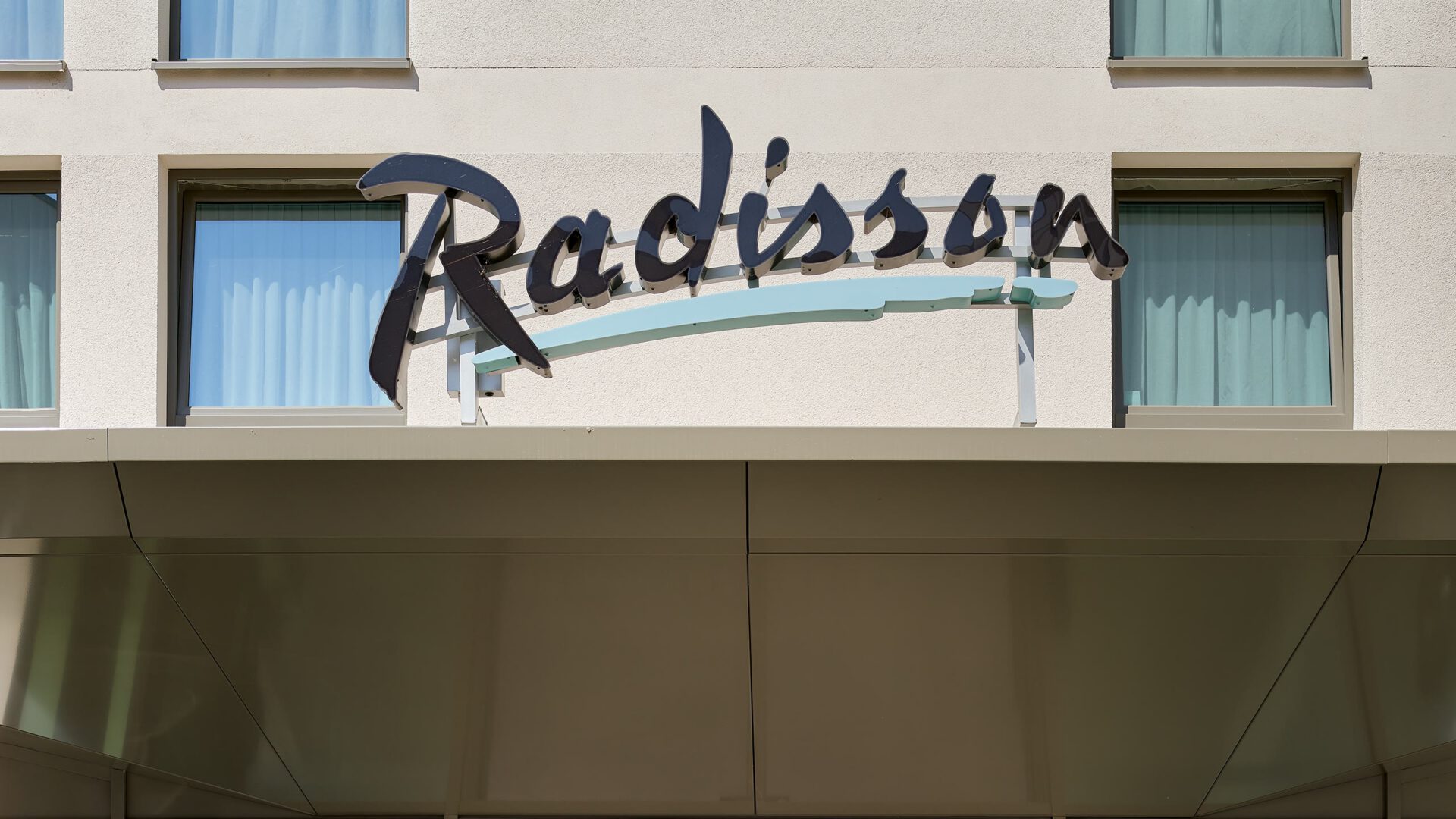 Radisson-Schriftzug über dem Vordach des Hoteleingangs