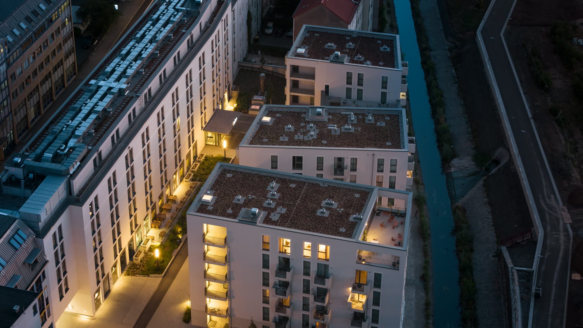 Luftaufnahme bei Nacht mit den Wohnzeilen und dem Kanal