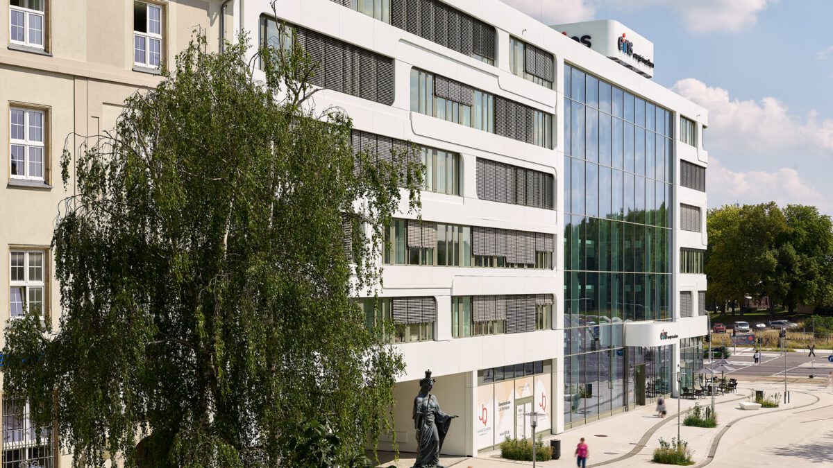 Johannis-Quartier in Chemnitz, das Bürogebäude von eins energie hinter einer Trauerweide