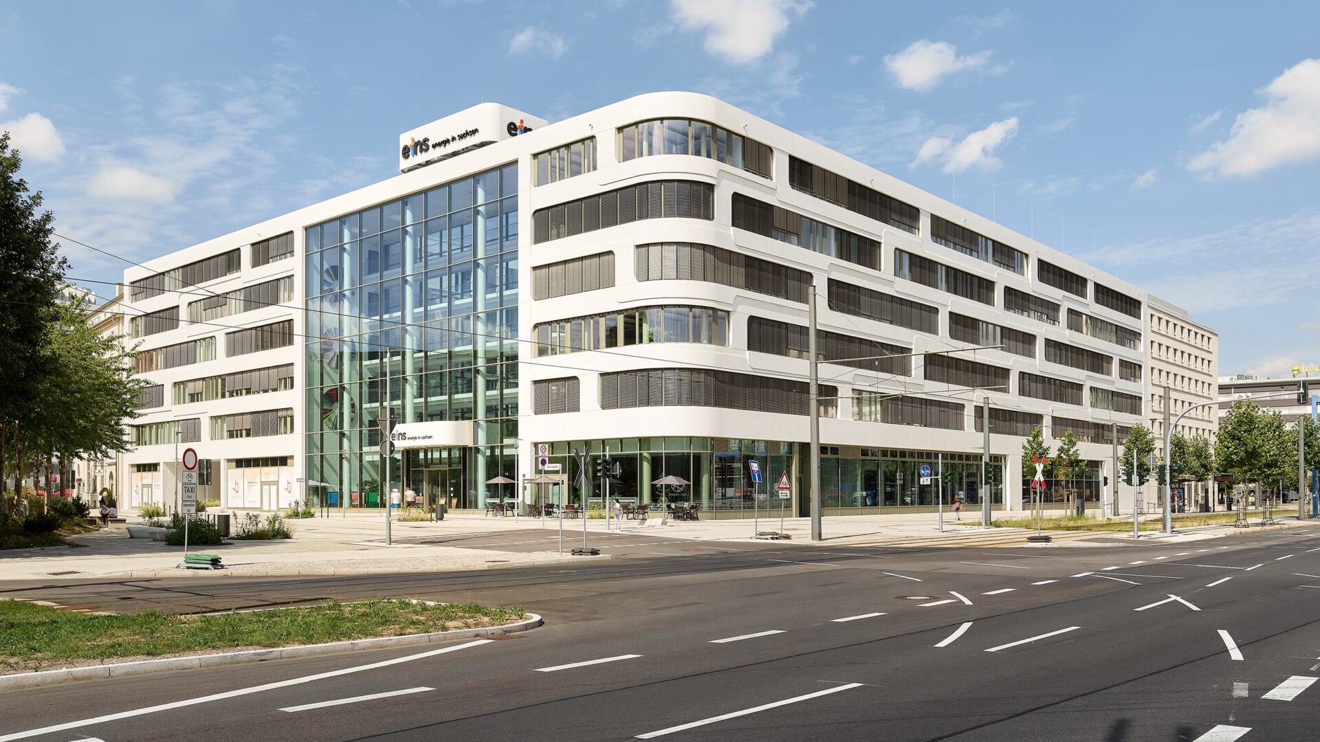 Geschwungene Fassade des Bürogebäudes im Johannis-Quartier an der Straßenkreuzung