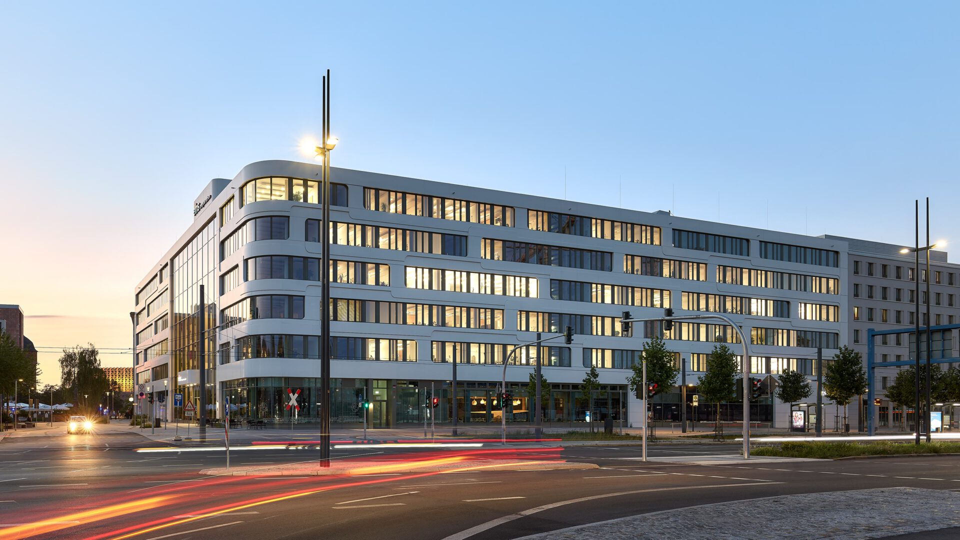Johannis-Quartier in der Abenddämmerung mit den Lichtspuren des Verkehrs