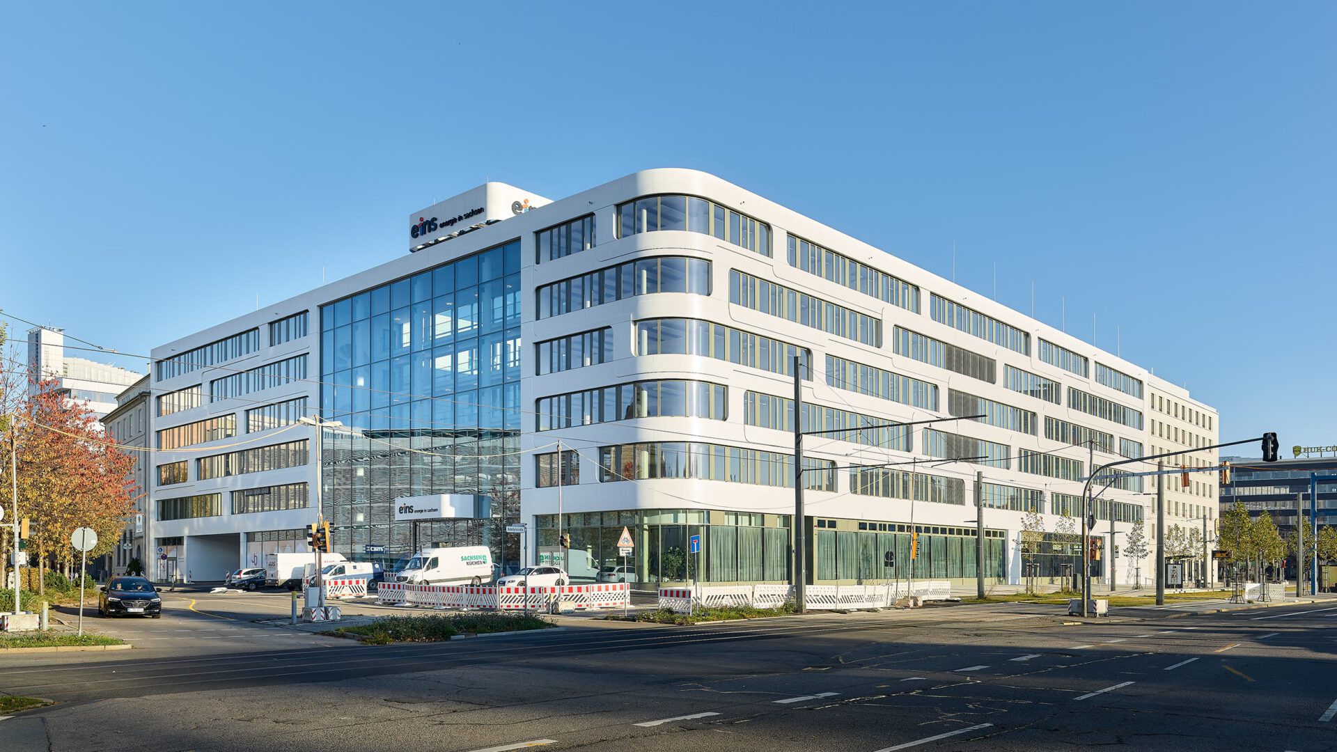 Bürogebäude des Johannis-Quartiers bei Tag mit der gerundeten Gebäudeecke