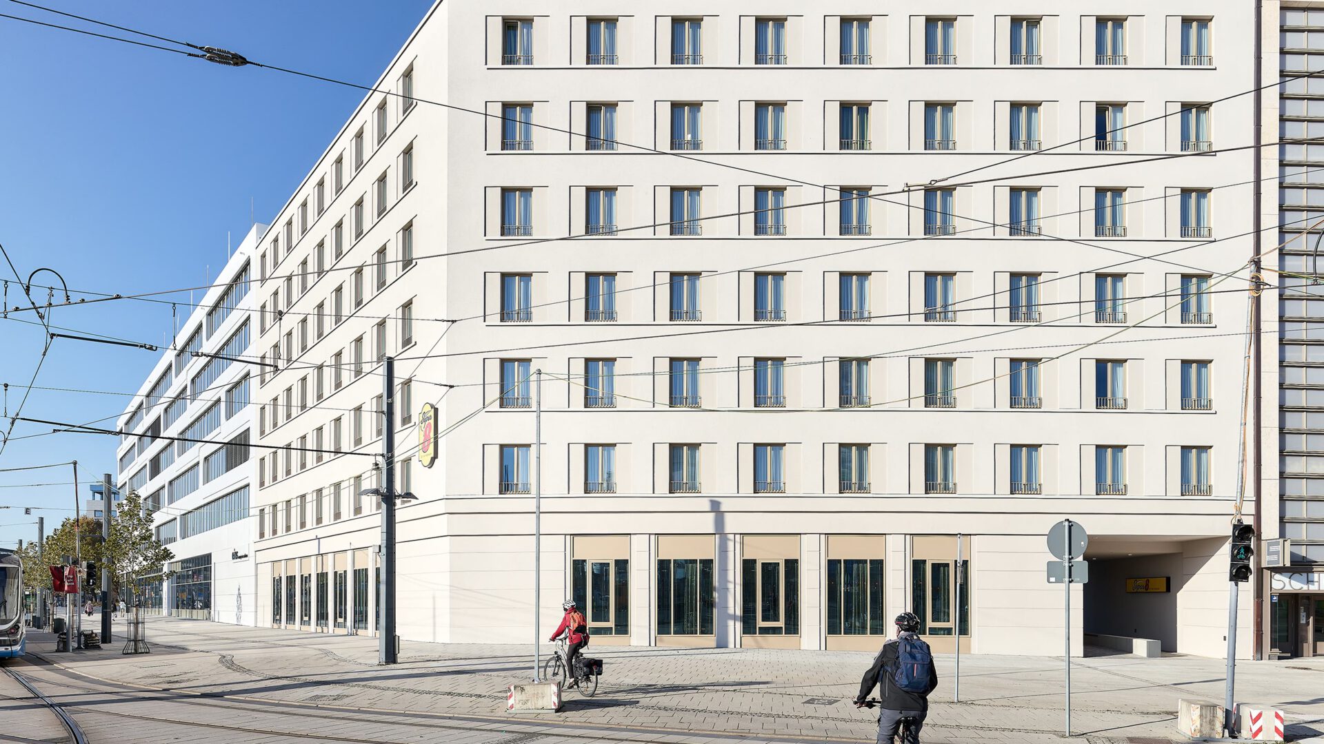 Hotelbau im Johannis-Quartier mit Radfahrern auf der Straße davor