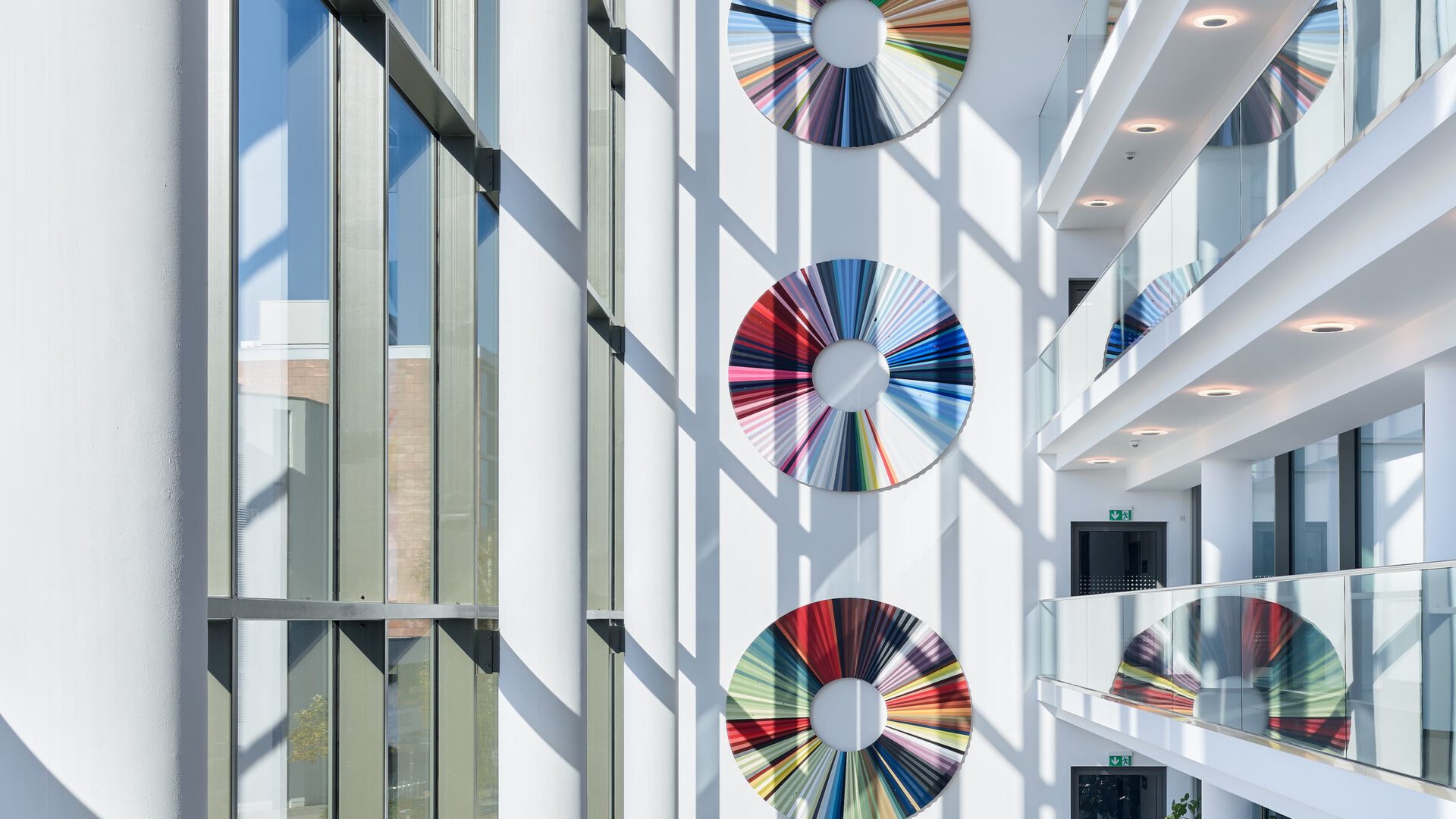 Atrium im Johannis-Quartier mit farbigen Scheiben als Kunst am Bau