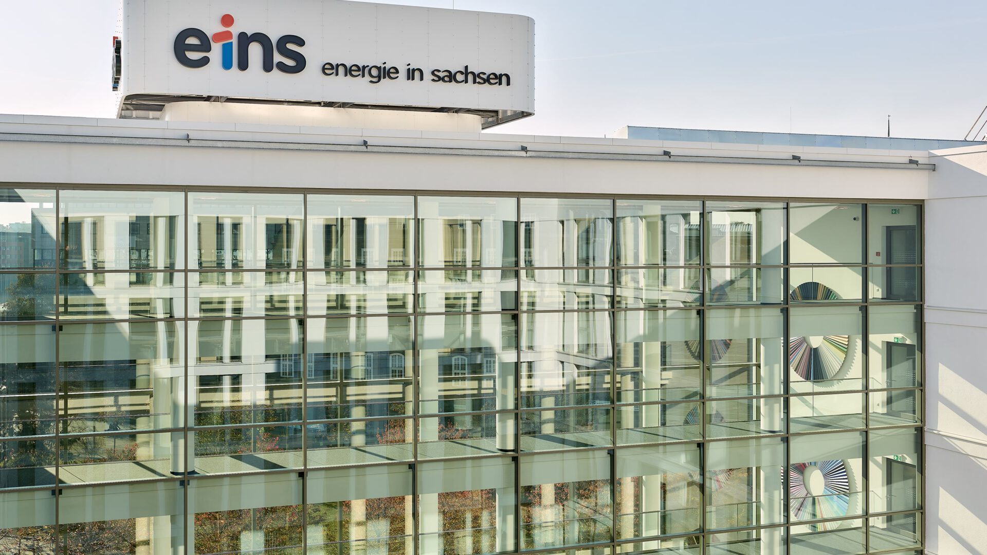 Glasfassade mit dem Dachschriftzug eins energie in sachsen