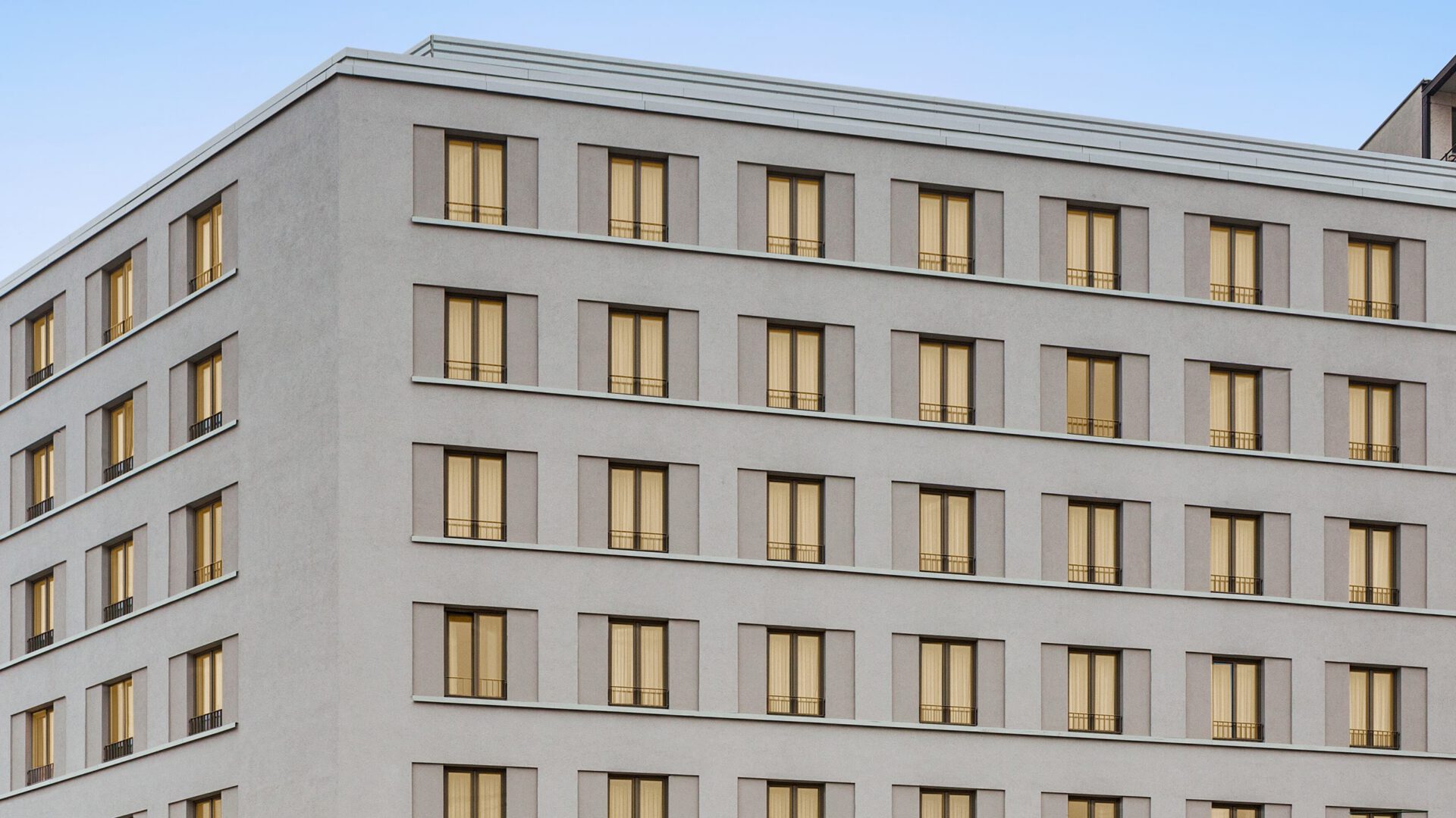 Fassade des Super-8-Hotels im Johannis-Quartier mit hell gerahmten Fenstern