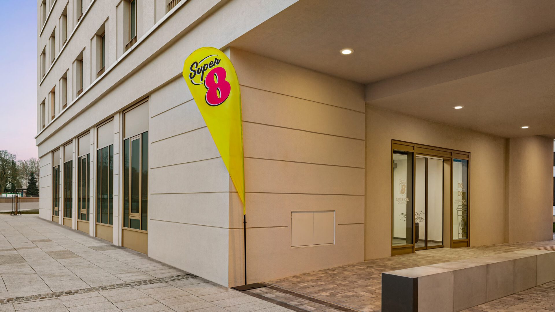 Eingang des Super-8-Hotels im Johannis-Quartier mit Beachflag