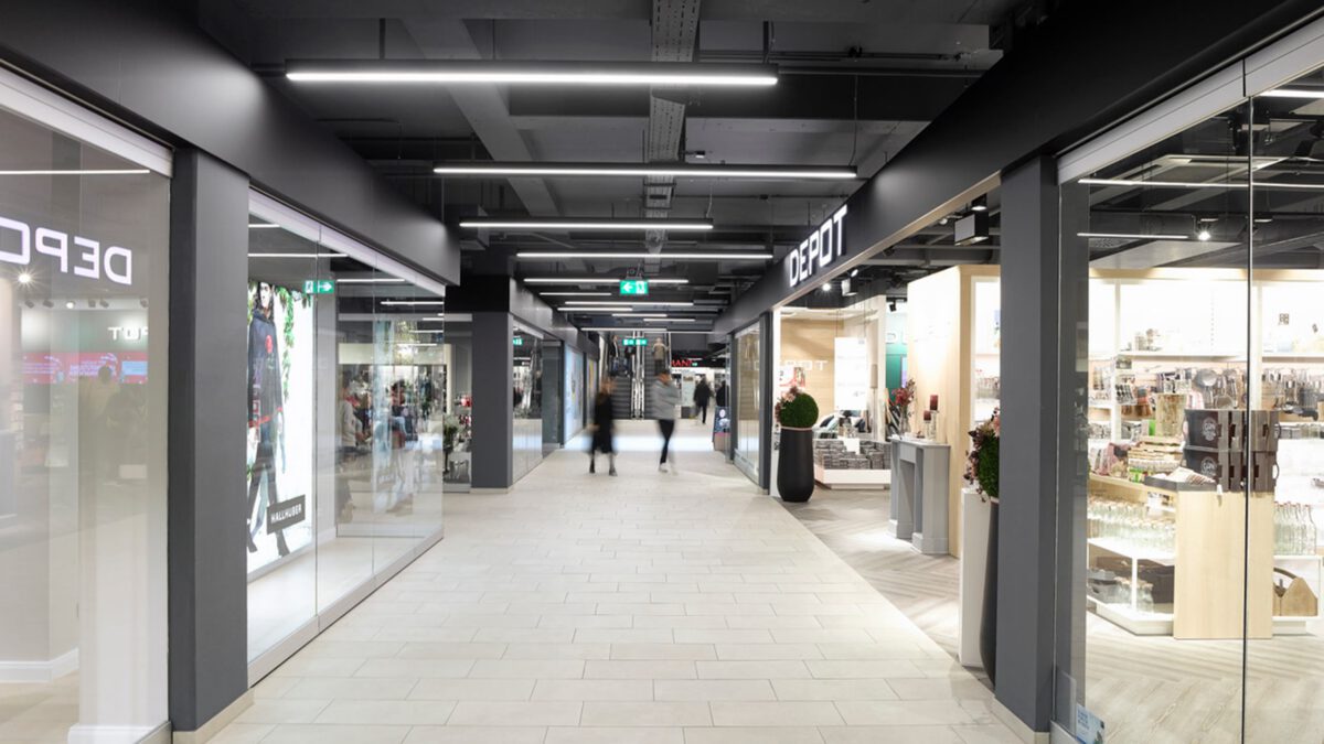 KUBUS Aalen, die Ladenstraße im Inneren mit den Schaufenstern der Mieter