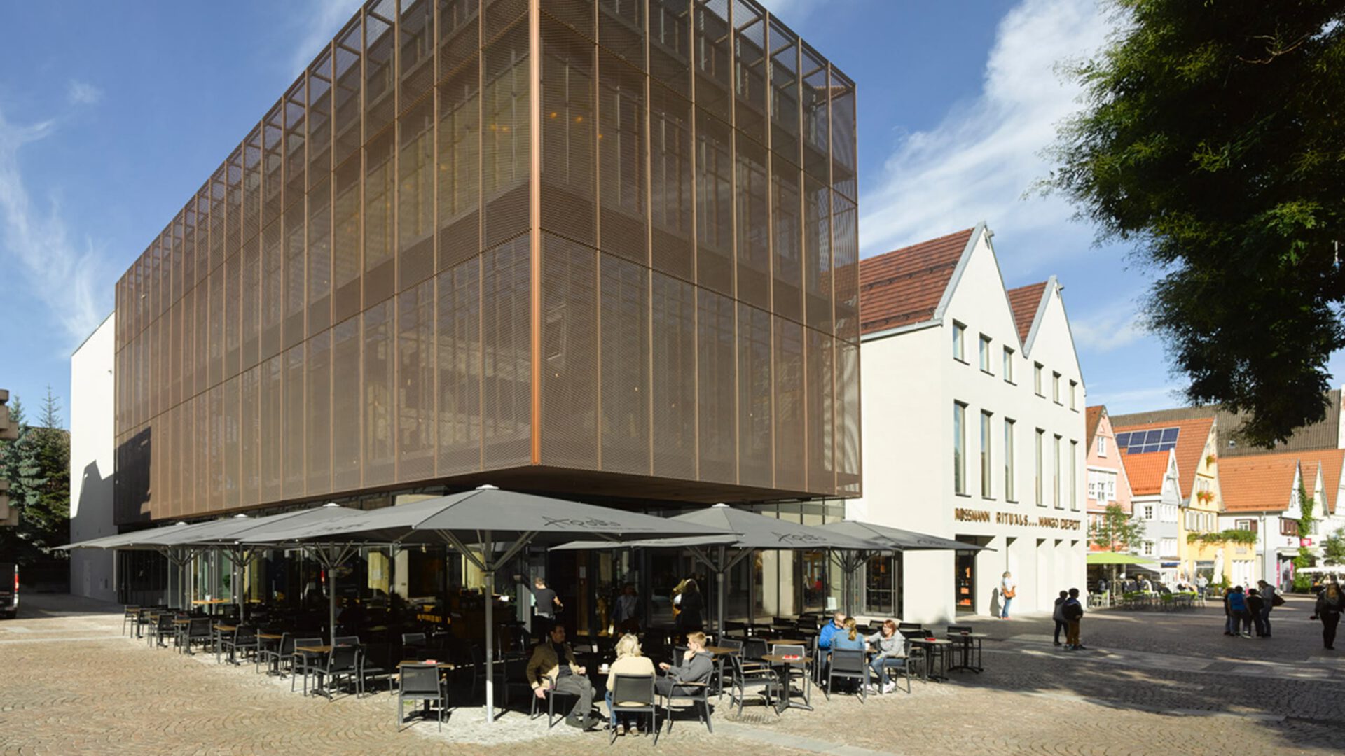 KUBUS Aalen von außen, der Baukörper mit Metallgewebe über der gläsernen Erdgeschosszone