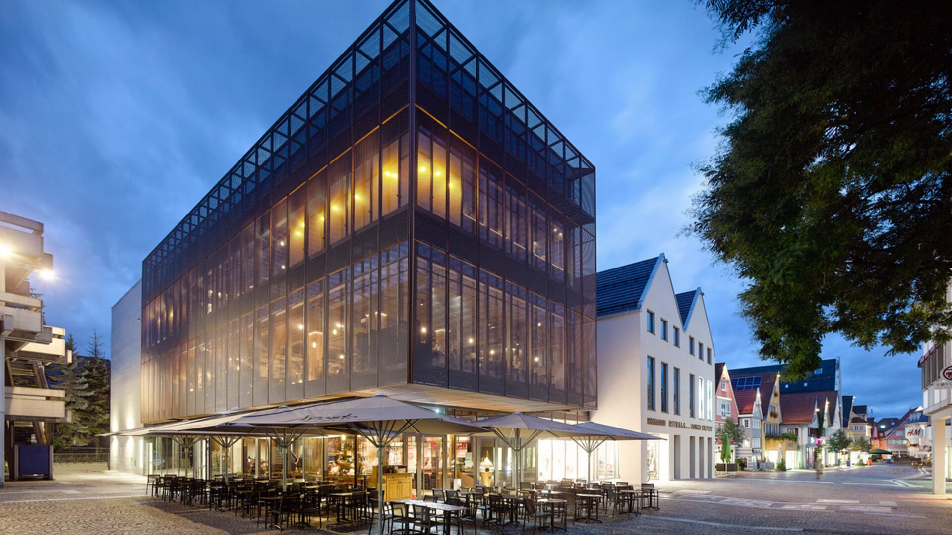 KUBUS Aalen am Abend, das Metallgewebe von innen beleuchtet