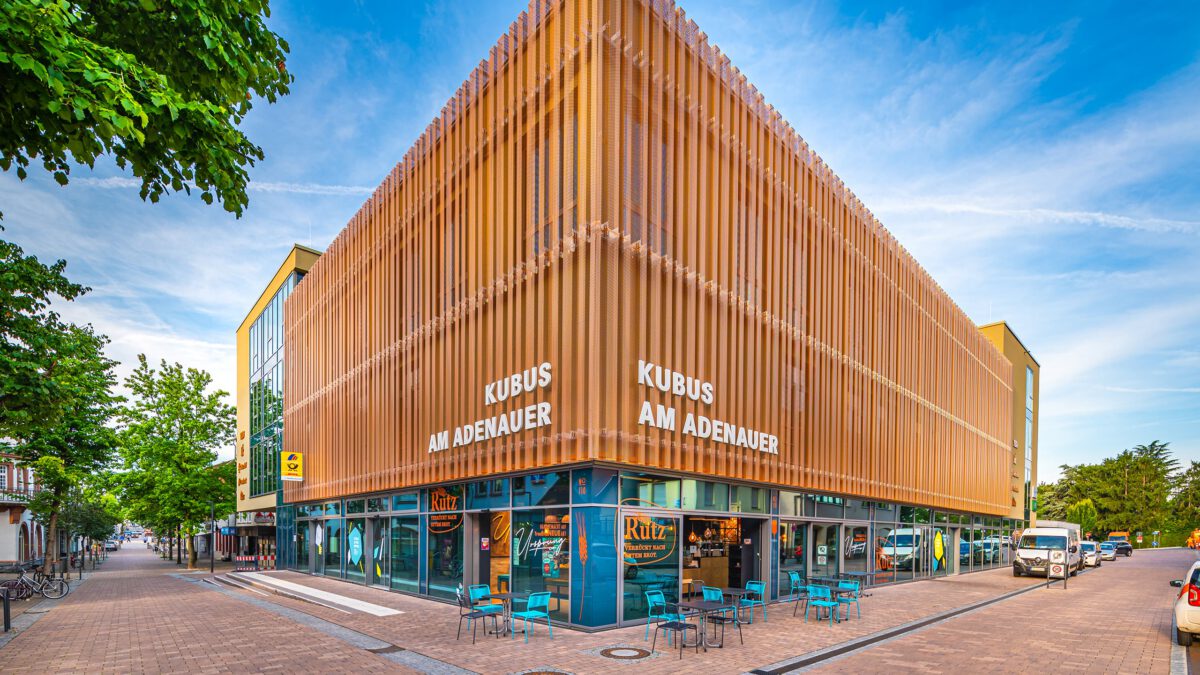 KUBUS AM ADENAUER in Wiesloch, die goldene Lamellenfassade über der gläsernen Erdgeschosszone