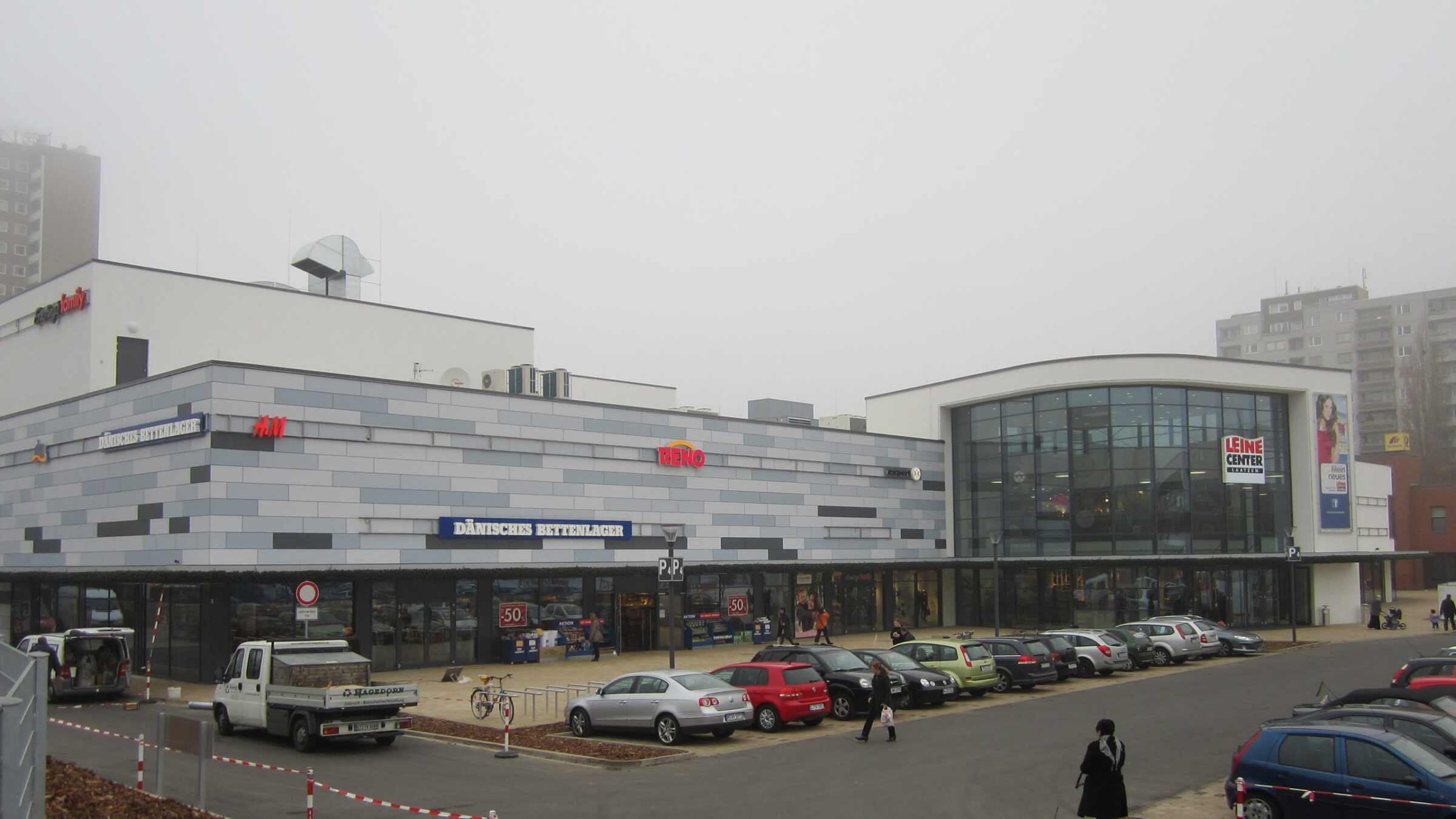 Leine Center in Hannover-Laatzen, Außenansicht mit dem gläsernen Eingangsbau und dem Parkplatz