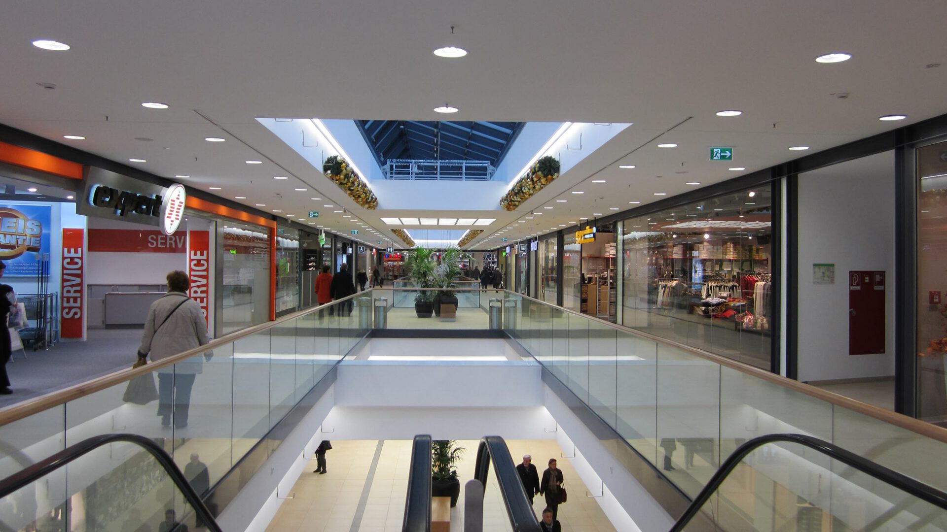 Ladenstraße im Leine Center mit Rolltreppe und Oberlicht