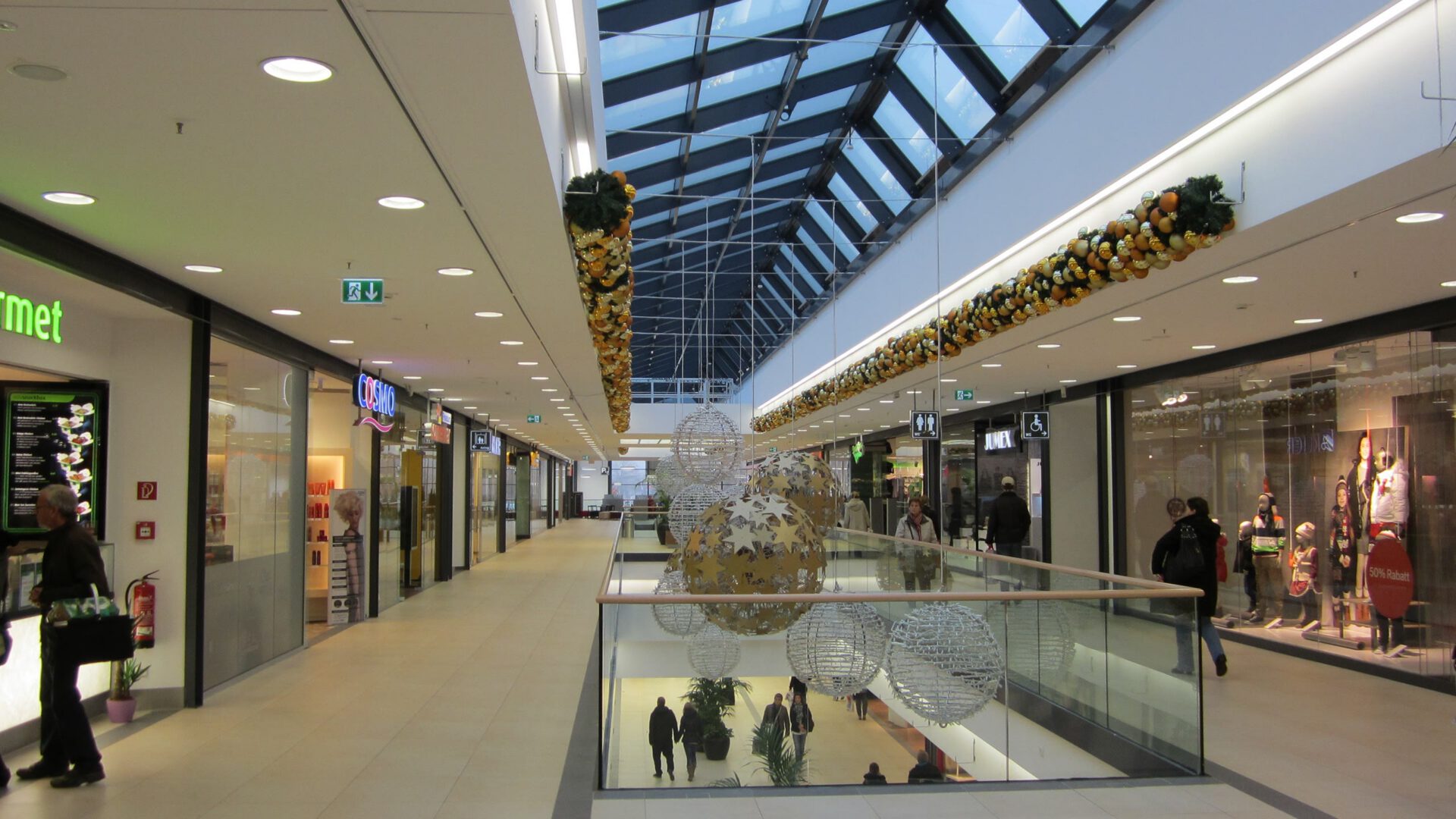 Obergeschoss des Leine Center mit weihnachtlich geschmückter Galerie