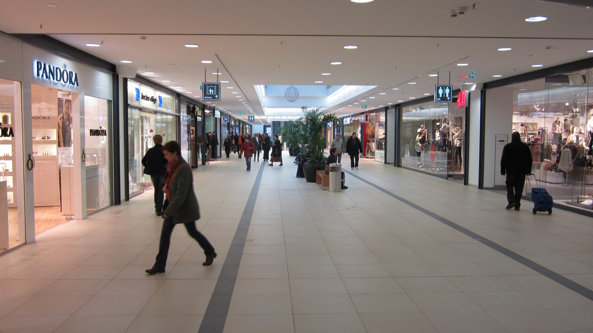 Ladenstraße im Erdgeschoss des Leine Center mit Kundinnen und Kunden