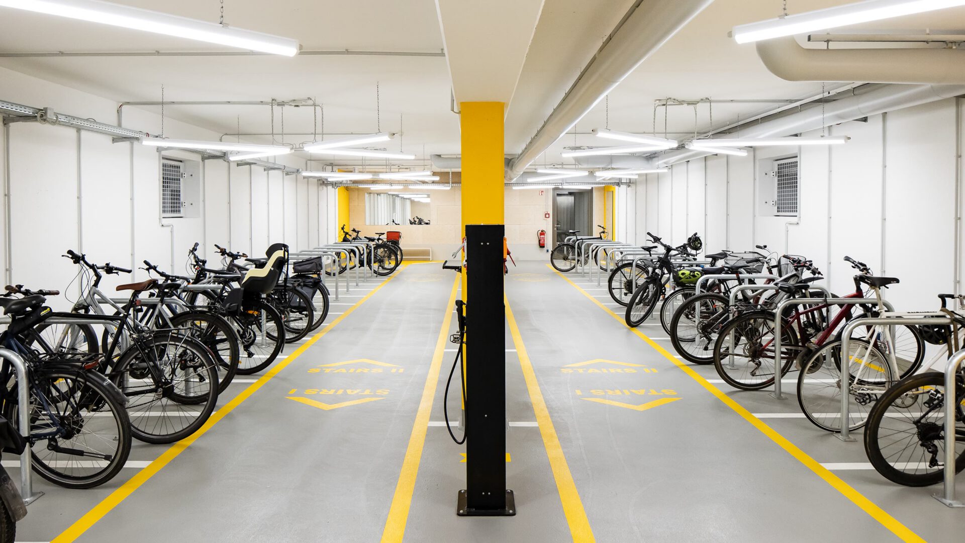 Fahrradraum im Untergeschoss von MITZSCH mit Doppelparkern und Ladesäule