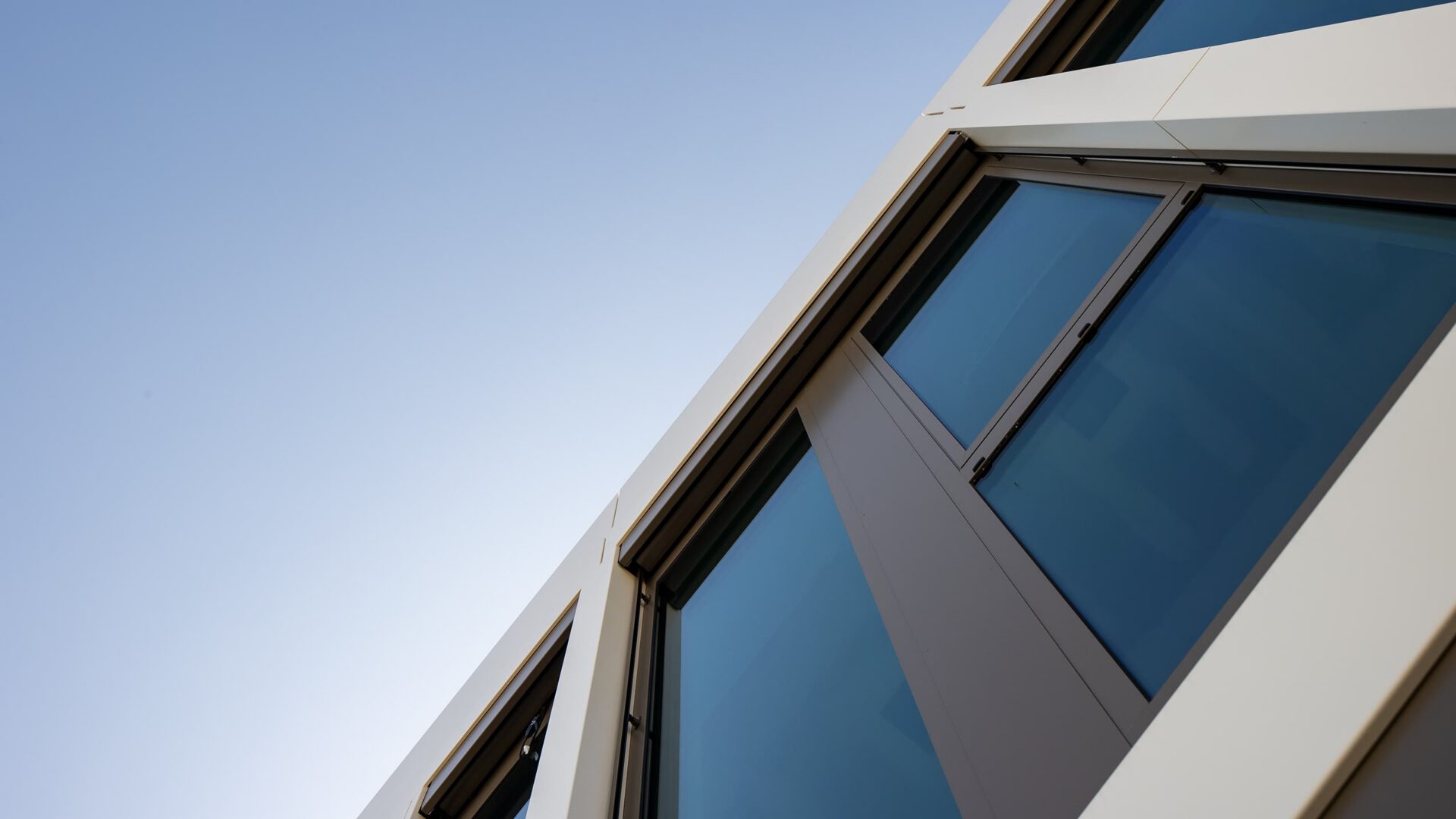 Fassadendetail von MITZSCH, Fensterlaibung und Attika aus der Untersicht