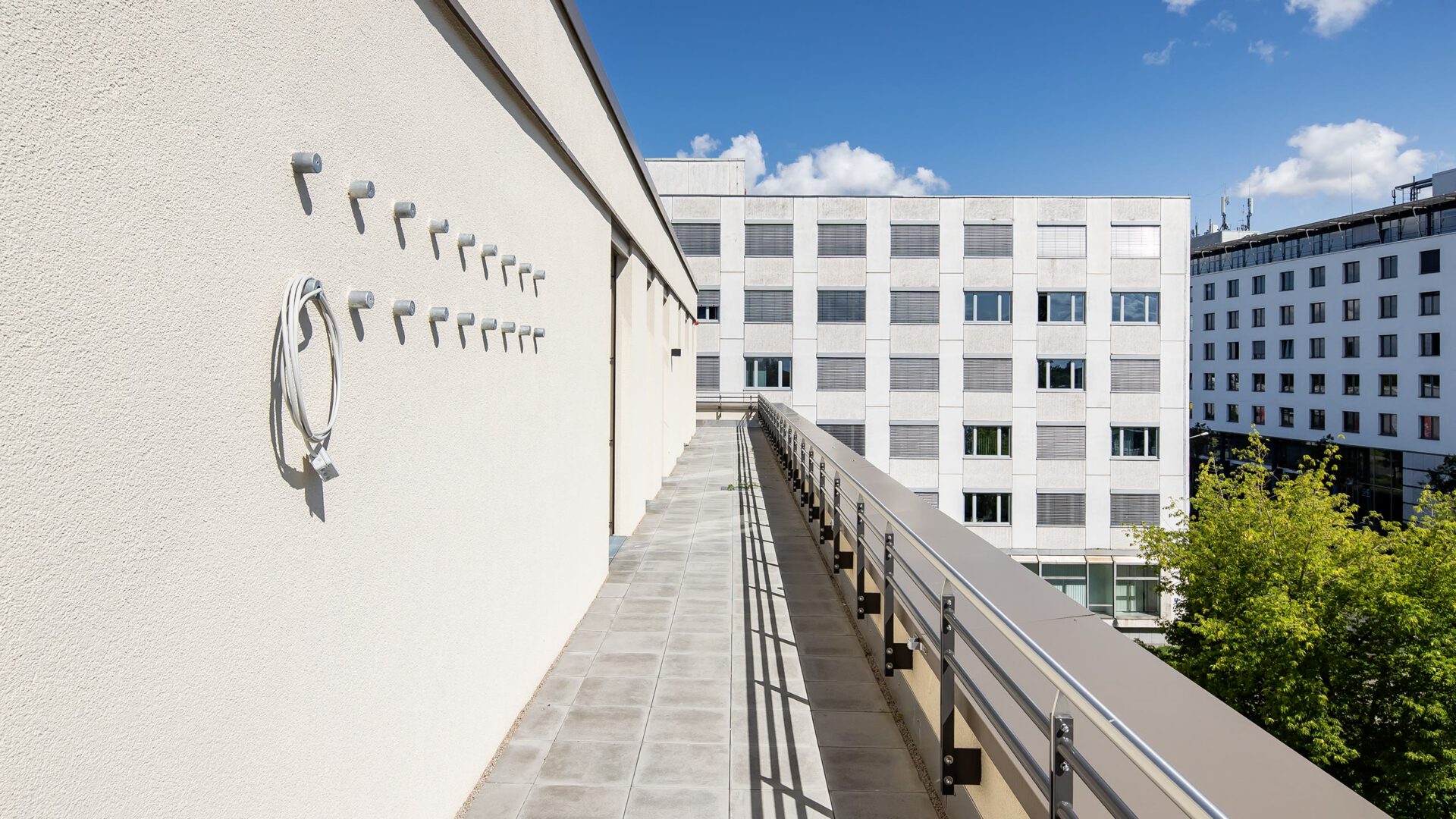 Dachterrasse von MITZSCH mit umlaufendem Laufsteg und Blick auf die Nachbarbebauung