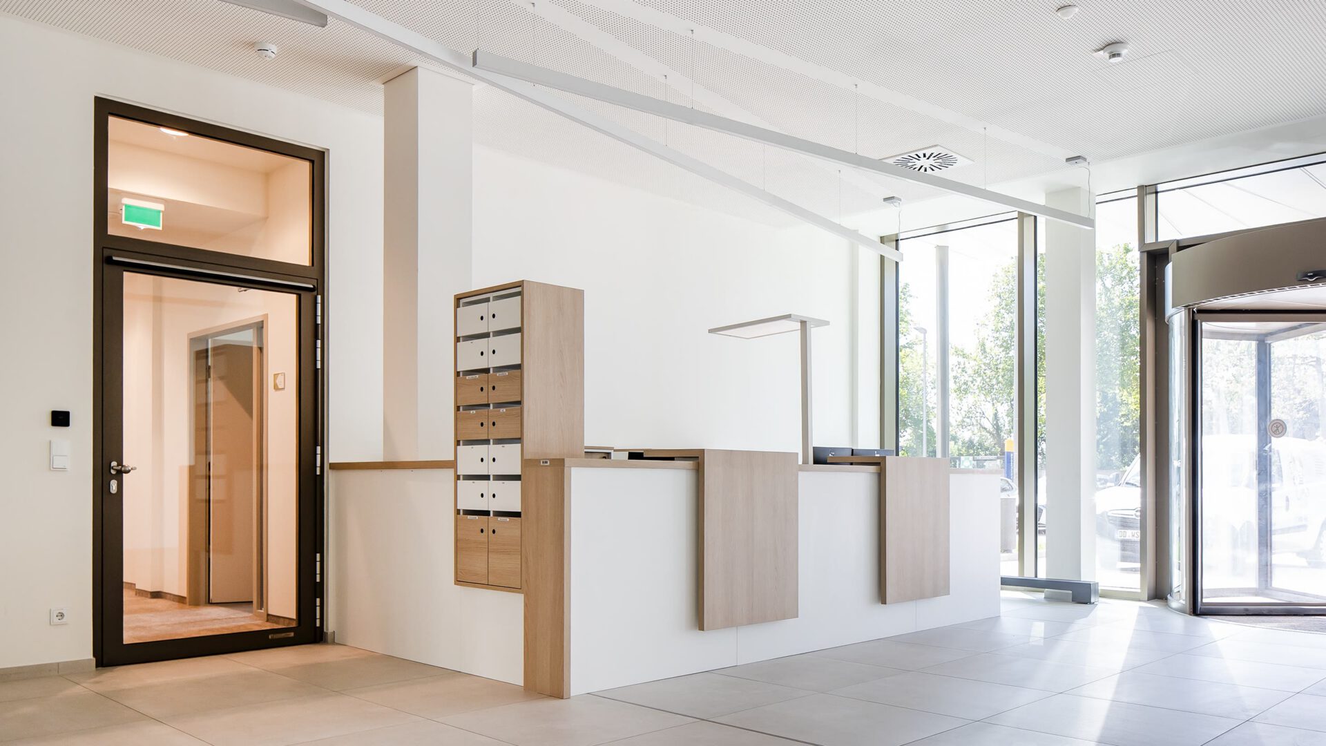 Foyer von MITZSCH mit Briefkastenanlage, Empfangstresen und Aufzug