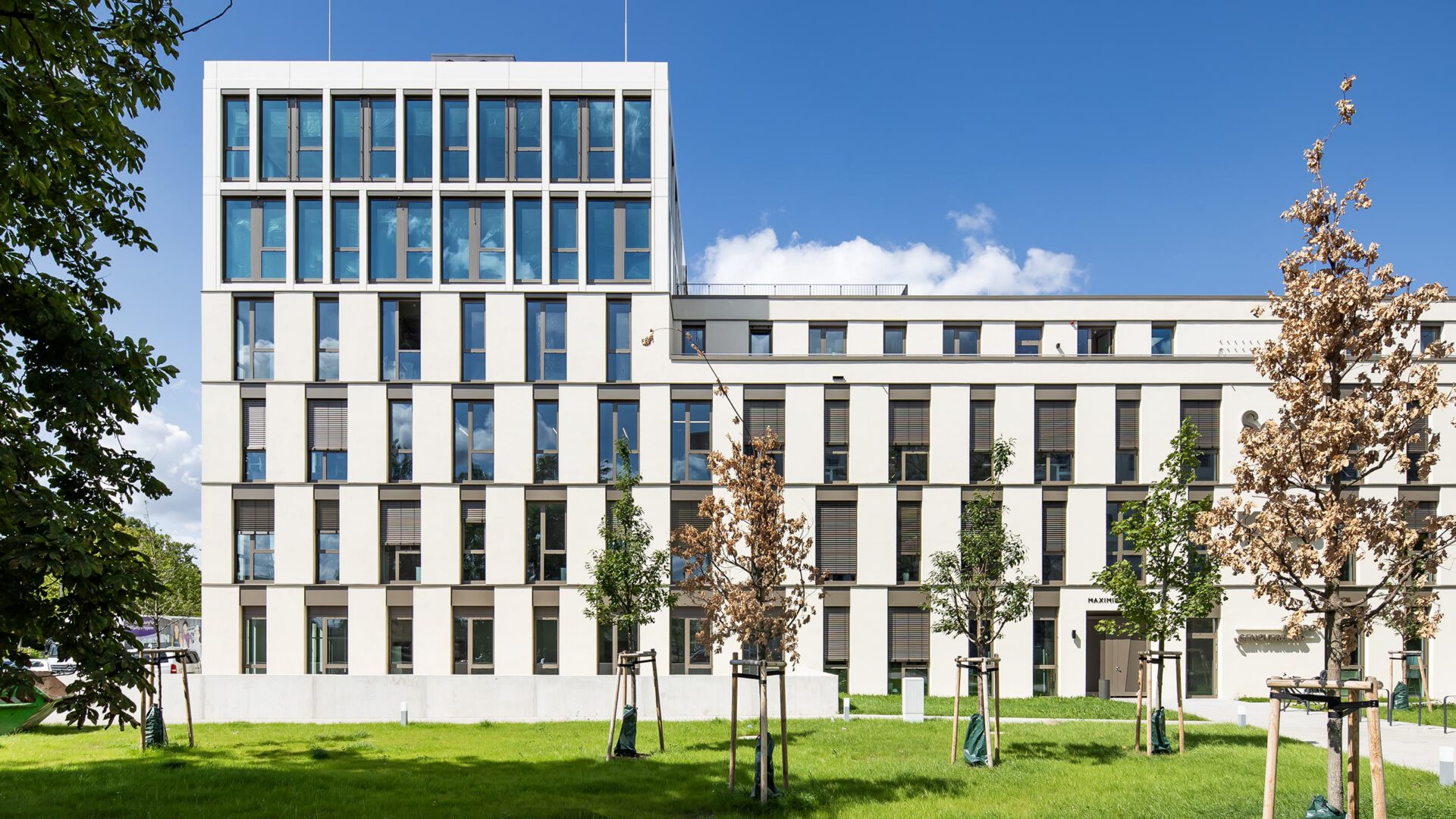 MITZSCH über die Rasenfläche gesehen, mit dem höheren Kopfbau links