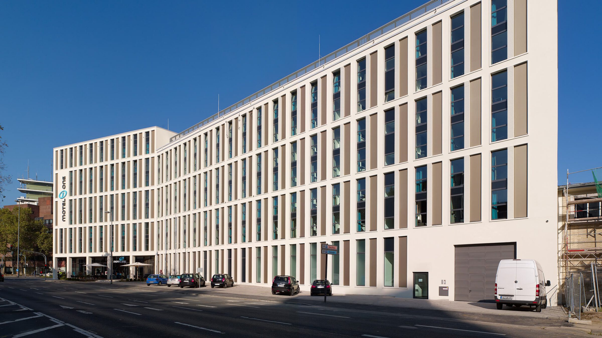 Motel One in Köln, die Fassade des Hotels entlang der Straße