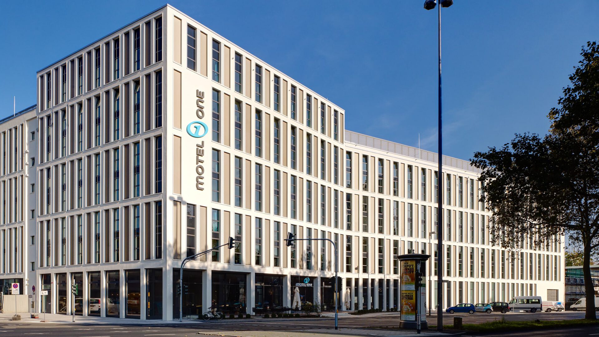 Gebäudeecke des Motel One mit dem Schriftzug über dem Eingang