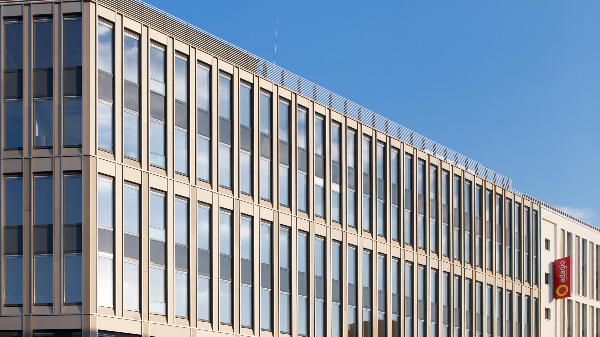 Nachbargebäude im selben Quartier mit dem Werbeschild des Aparthotel Adagio