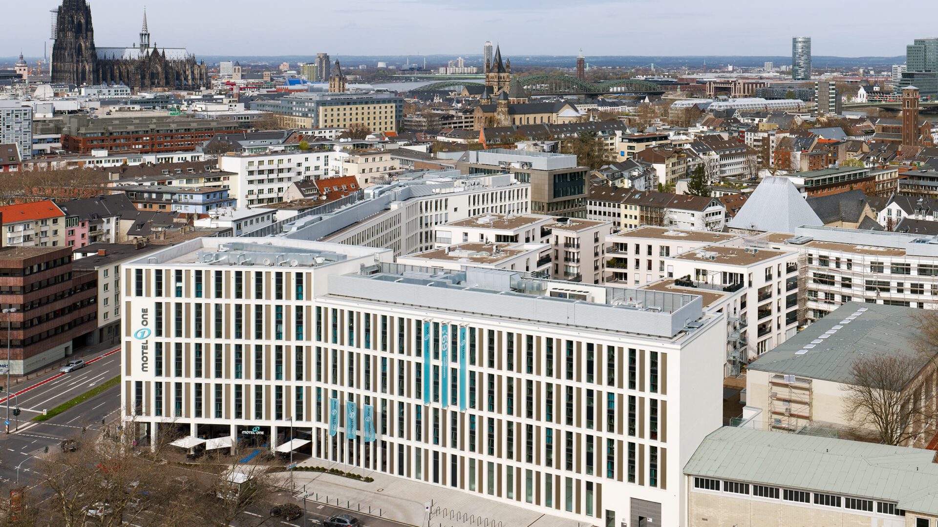 Luftaufnahme des Quartiers mit dem Motel One, im Hintergrund der Kölner Dom